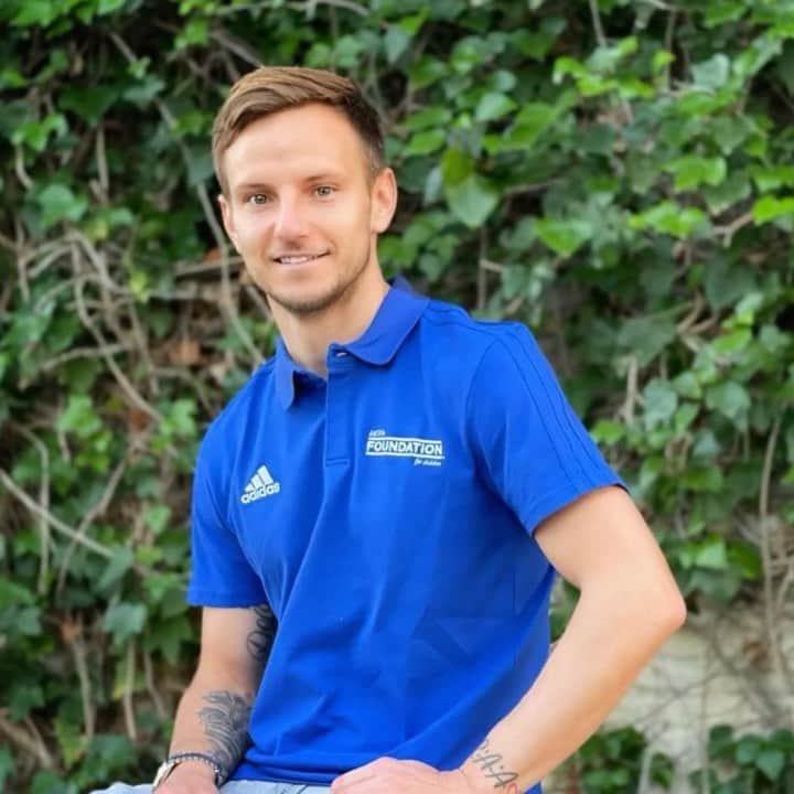 イヴァン・ラキティッチのインスタグラム：「🔉 Big news! ✏️I am really excited to announce I have signed for the @uefa_foundation for Children as their first ever official ambassador. 💗I can't wait to get started and help bring joy and hope to children around the world! #uefafoundation #Rakitic」