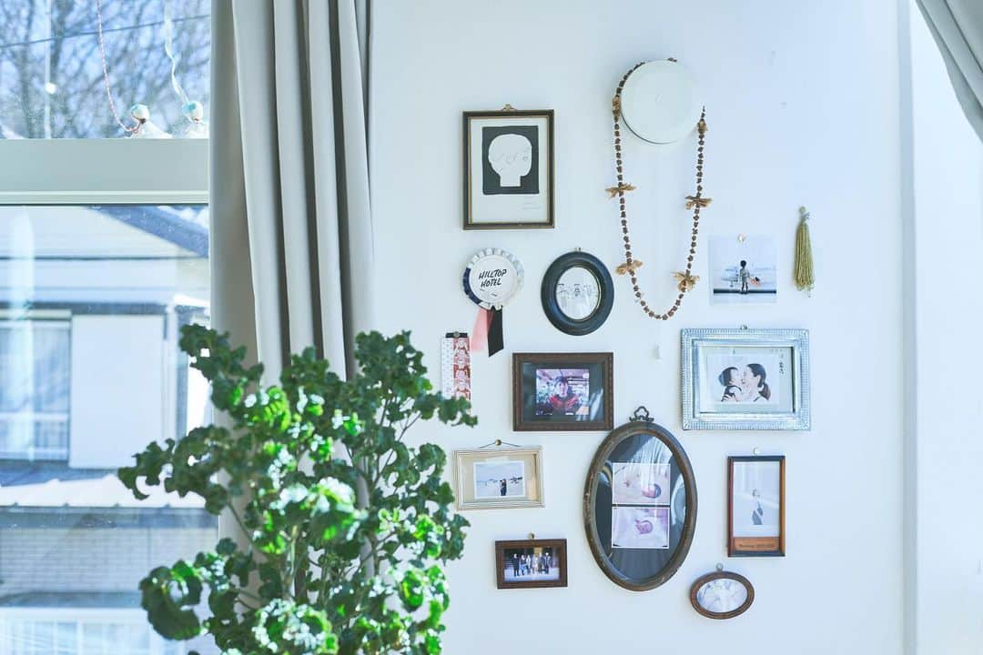 WALL DECOR (ウォールデコ）さんのインスタグラム写真 - (WALL DECOR (ウォールデコ）Instagram)「人々の暮らしに溶け込む写真のあり方を問う連載企画、わたしの「写真と、ちょっといい暮らし」。第3回はイラストレーターのよしいちひろさんです。家族写真をおうちにたくさん飾っているというよしいさん。写真を撮って飾ることで、大切な人へ向けたメッセージになるのだと教えていただきました。     記事はプロフィールURLからどうぞ▶ @fujifilmjp_walldecor      #写真とちょっといい暮らし #fujifilm #富士フイルム #walldecor #シャコラ #インテリア #photography #art #decor #interior #interiorstyling #homestyling #おうち時間 #写真 #写真を飾る #写真好きな人と繋がりたい #よしいちひろ #イラストレーター #おうち #豊かな暮らし＃緑のある暮らし #骨董 #家族写真 #ルームツアー #部屋 #犬 #犬のいる暮らし #家を楽しむ」2月24日 19時13分 - fujifilmjp_walldecor