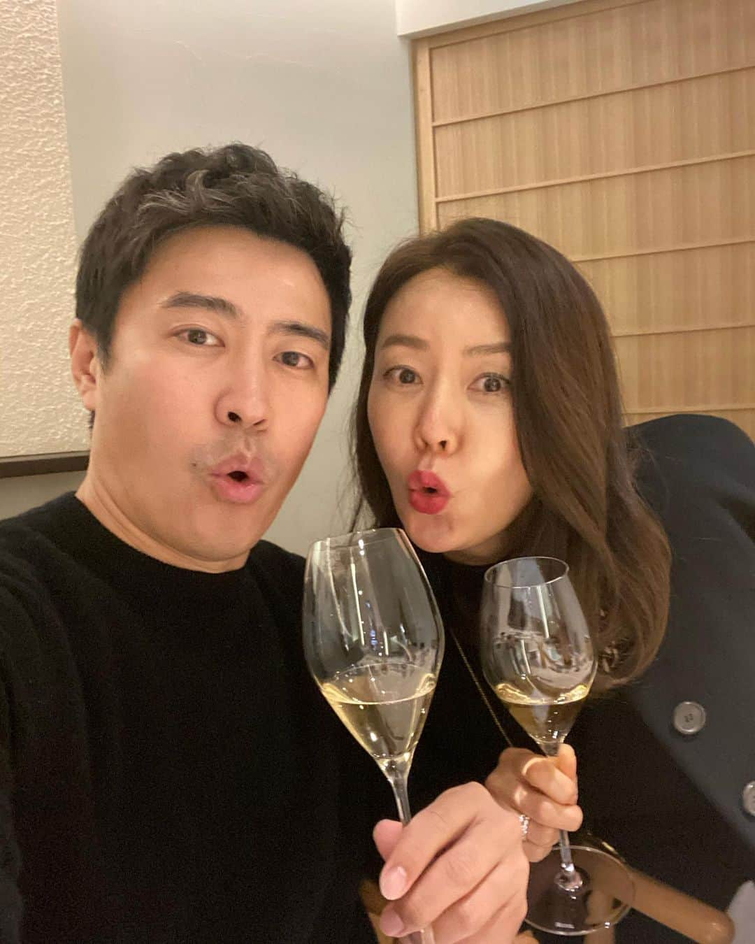 アン・ソニョンさんのインスタグラム写真 - (アン・ソニョンInstagram)「천오백년만에  #럽스타그램❣️   마누리 생일이라고 아끼는 샴빵 와인 다들고 나오셨네🤭 #이남자오늘설렌다😍  내 최애 #스시오마카세  #스시상남 디너에  촌시럽게 태어나 첨 마셔보는  #크리스탈샴페인🥂  단 둘이 데이트 면  말해뭐해요 최고지 뭐💕  여보 고마와아아아아아😚    #생선실컷묵는날 #내진짜생선은내가골라둠💎 #알고만있어여보😉 #21세기형신사임당 와이프로부터」2月24日 19時13分 - anney_an_love