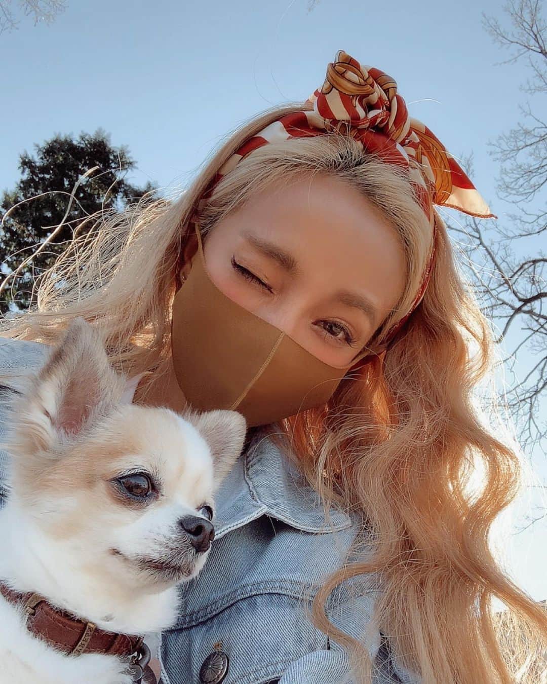 のインスタグラム：「𝘢 𝘸𝘢𝘭𝘬 𝘪𝘯 𝘵𝘩𝘦 𝘱𝘢𝘳𝘬 𝘸𝘪𝘵𝘩 𝘮𝘺 𝘣𝘢𝘣𝘦.🦆🌞🐾 最高のお天気ー🙌🏽🧡🌈 イー君は一回の散歩で💩4袋くらいします😂 とにかく小分けにご用意してきます🤫😂 今日は今日とて泳いでる🦆に夢中だし、 走り回って歩き回って 太陽にうとうとして満足したら肩で眠るし 本当に元気な10才だわ😌💕 これからも健康でいてね😙💖 気持ちいchill日和Thanks🌞♡  めちゃめちゃ可愛いこのＧジャンは、 @sandlessmoon の🤎 また全身postするね〜！  #walk#palk#mydog #love#happiness#sunny」