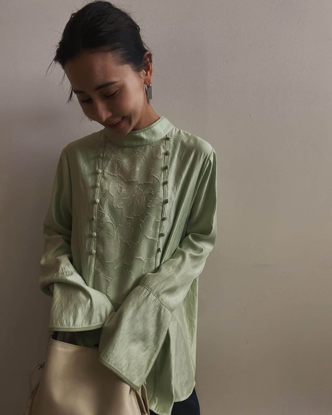 黒石奈央子さんのインスタグラム写真 - (黒石奈央子Instagram)「あめりふく . .  2way button blouse ¥14000 3/2 mannish tapered blouse ¥15000 3/2 osoi derriper ¥42000 2/26 osomini blot ¥42000 2/26  . . OSOIの新作に 展示会でも人気だったチャイナトップス。  @ameri_shinjuku @amerivintage @ameri_daikanyama @ameri.shinsaibashi  @ameri_omotesando #ameri#amerivintage #fashion #vintagefashion #coordinate#ootd#outfit#osanposnap #705_outfit #大人ファッション #大人コーディネート #大人スタイル #modestyle #modefashion#modecasual」2月24日 19時16分 - blackstone705