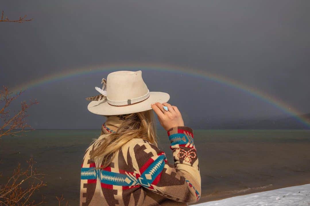 ジェイミー・アンダーソンさんのインスタグラム写真 - (ジェイミー・アンダーソンInstagram)「Rainbows like this aren’t very common in the mountains! This was a special moment I’ll always cherish! I could legit taste the rainbow! Then we saw a bald eagle 🦅🌈✌️🙌 Nature is the greatest! #jaloves #jafreespirit  📷 @terrysnydercreative」2月24日 10時19分 - jamieanderson