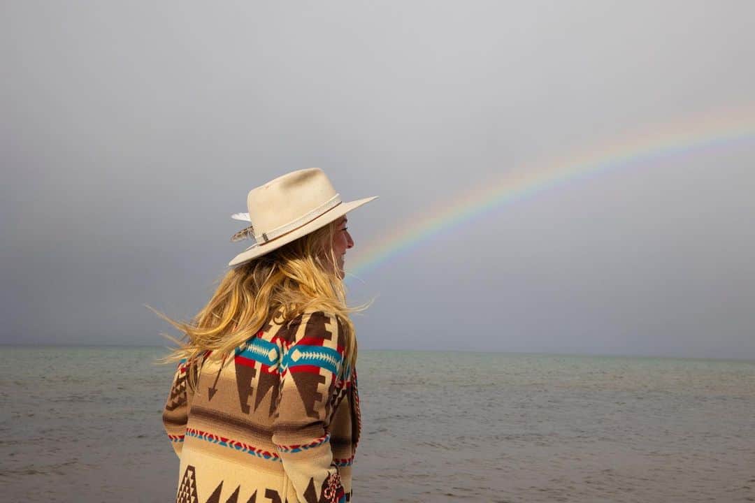 ジェイミー・アンダーソンのインスタグラム：「Rainbows like this aren’t very common in the mountains! This was a special moment I’ll always cherish! I could legit taste the rainbow! Then we saw a bald eagle 🦅🌈✌️🙌 Nature is the greatest! #jaloves #jafreespirit  📷 @terrysnydercreative」