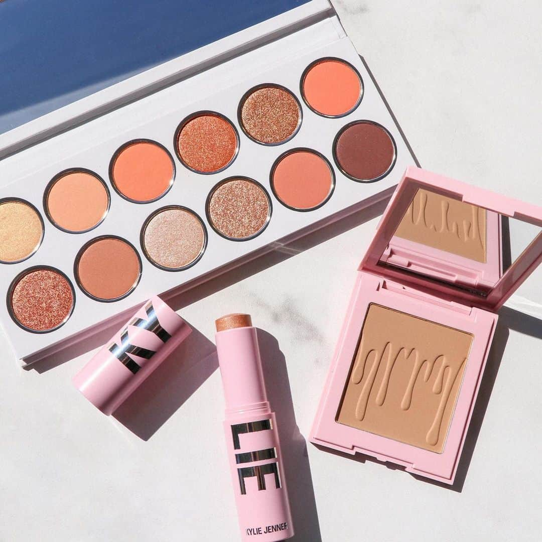 Kylie Cosmeticsさんのインスタグラム写真 - (Kylie CosmeticsInstagram)「natural glam essentials! 😍 kyliecosmetics.com ⁠⁠ ⁠⁠ products:⁠⁠ 🍑 the peach extended palette⁠⁠ ✨ out of this world kylight stick⁠⁠ 💗 khaki bronzer」2月24日 10時21分 - kyliecosmetics