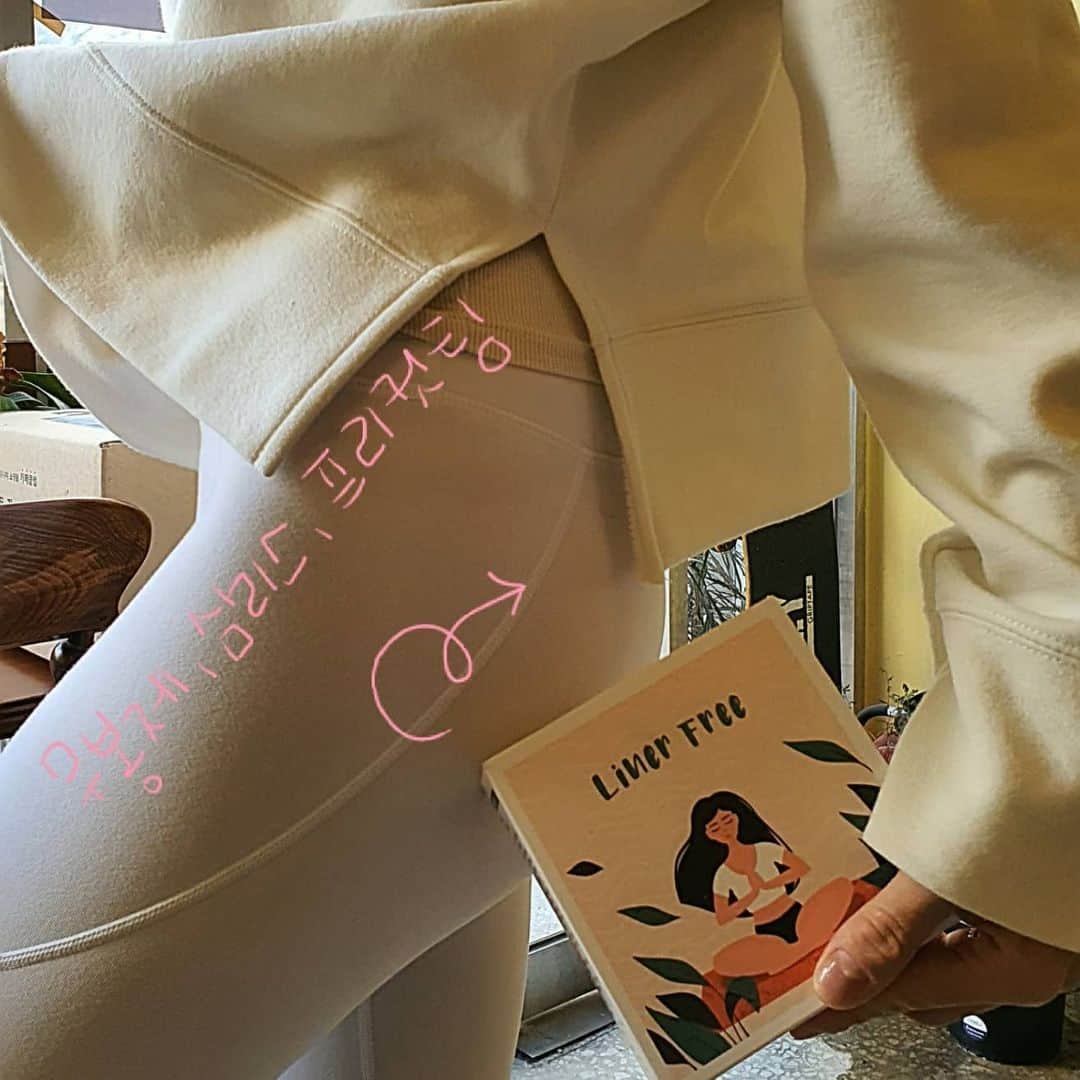 ユ・ハナのインスタグラム：「🤷‍♀️팬티에 기능이 있다구요?! 💧빠른 흡수 💧빠른 건조 💧냄새 제거 💧항균 기능 💧방수 기능까지. 어차피 입는 속옷이라면  흡수가 잘되어 습한 환경을 만들지않아서 각종 염증에서도 자유로운!! 그런 건강한 속옷🌿으로.   거기에  심리스 ,무봉제, 프리컷팅 으로  어떤 옷에도 티나지않게  필라테스,요가,헬스,등산,자전거,골프등   액티브한 활동에도 착용감이 우수해요!  흡수패드의 두께가 얇아서 착용 시 입은듯 안입은듯 편안함은 최고♡ 슬림 3종 레이어 구조로  많은 양의 분비물도 새지않고 흡수할수있어요. 👍👍👍 오픈 패드 디자인을 적용하여 통풍이 우수하고  생리대 부착도 가능하답니다.⭐   팬티만 국내생산이 아닌, 원단까지 국내생산 패드원단 팬티원단까지 라이너프리의 기술력으로  모두 Made in KOREA 👍👍👍   노라인, 빠른건조등의 심리스팬티의 장점은 살리고 패드부분이 잘 떨어진다거나  속옷이 말린다거나  엉덩이 사이에 낀다거나  쉽게 닳는다거나 힘이없다는 등의  기존심리스들의 단점을 보완한 #라이너프리 는 #팬티라이너 를 대체한 속옷이에요!   건강+위생+디자인+청결+안전+안정감+편안함+경제성 까지 다 갖춘 속옷   노라인속옷을 선호한다면 이왕이면 소중한 곳의 건강까지 신경 써서 만든 라이너프리라면 어떨까요?   써보니 하나라도 꼭 있어야하는 속옷이란 생각이 들어서 그래서 !!!!  한개 구성부터  블랙+베이지(스킨)컬러를 함께 넣은 3개구성까지  온라인 최저가로 준비했구요,  사이즈는 90~105까지 넉넉히 있답니다.   오늘 수요일 자정까지 프롬하나에서만 이가격 이구성으로 구매 가능하세요💜  🌿스페셜프라이스 기간 02/22~02/24(수)까지 🌿오피셜계정 @fromhana111 🌿제품문의 kakao talk ID '프롬하나cs' 🌿구매는 상단프로필란의 파란색 링크주소인 프롬하나닷컴 클릭 ✔」