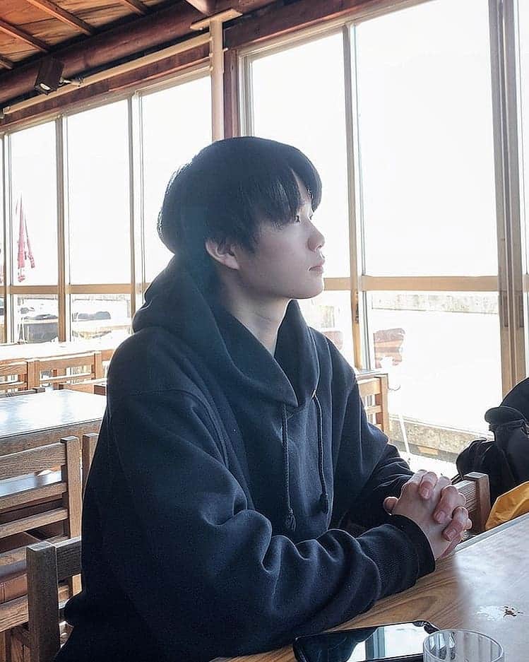 のインスタグラム：「急にまた寒くなりました😖  週末は暖かかったのにぃ  今日も良い日を😊  #おはようございます#俳優#外山将平#fashion#今日の外山#写真#韓国#韓国ファッション#リヴァイ#お家時間#ブラックコーデ」