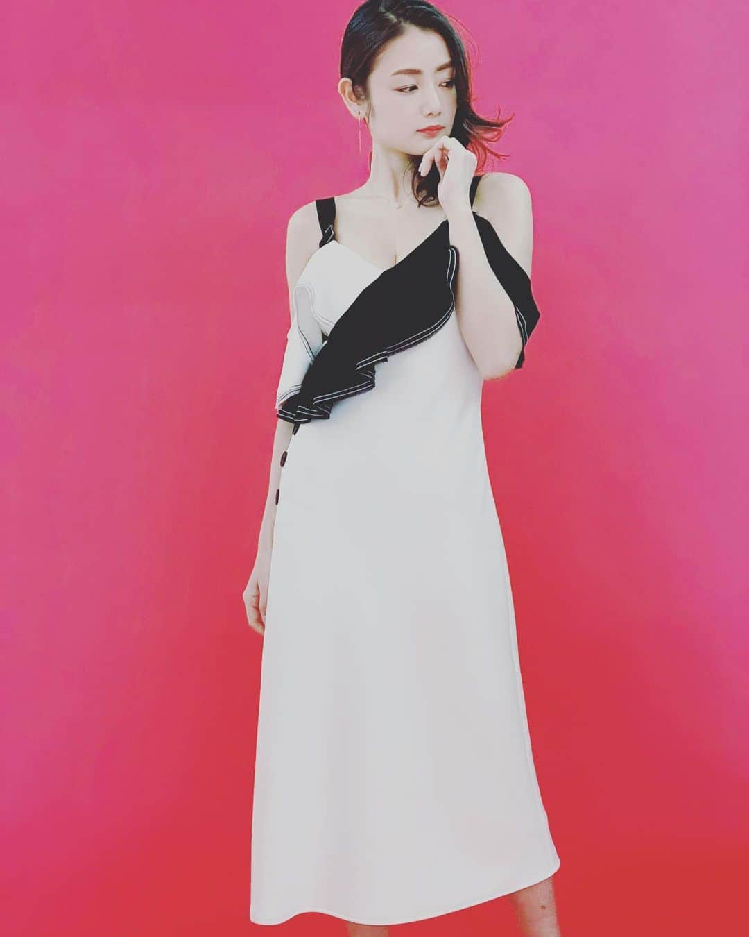 片山萌美のインスタグラム：「この衣装が本当可愛すぎて欲しかったくらい好きどタイプ🤍🤍🤍 自然のなかで微睡んで で、衣装担当してくださった衣装さんが 用意してくれたの🤍  #moemikatayama」