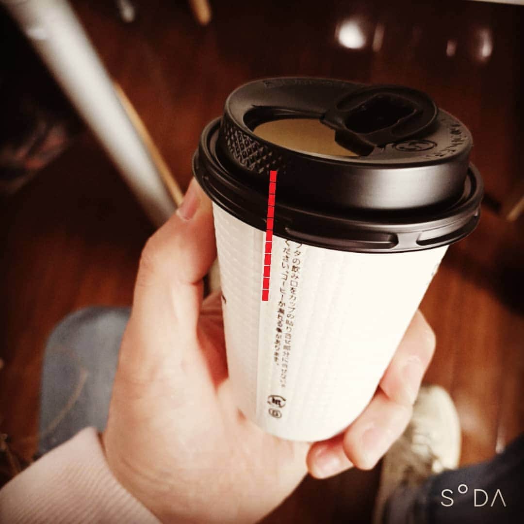 松本隆博のインスタグラム：「。 完全にやられた… 飲んでると、ダラダラと こぼれてきてズボンが濡れ、 あれ～俺がボケてる？、、 また飲んだらまたダラダラ こぼれてくる。。。  説明書きがあった('∀`) 紙コップの縫い目が飲み口 に重なるともれる…。  くそー、、、かなりベタベタ になりました。  説明書きでは ｢漏れる事があります｣ とあるがそれは間違いだ！  絶対漏れる。  ～人生遊歩道～」