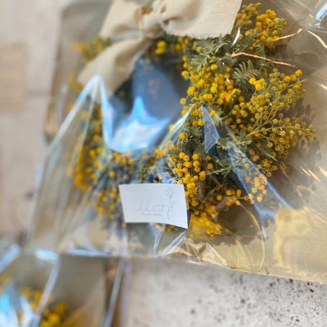 笹塚駅のパン屋さん オパンさんのインスタグラム写真 - (笹塚駅のパン屋さん オパンInstagram)「@addict_flower  ・・・ . mimosa wreath ＆ swag 𓂃 𓈒𓏸◌  3月8日は“ミモザの日” 日頃の感謝を込めてミモザを贈る日です  オパンさんにてミニリースとミニスワッグを販売いたします @opan_bakery  玄関やお部屋のインテリアに そしてちょっとしたギフトとしてもご利用いただけます  綺麗な黄色が続くまで 春らしさをご自宅であじわっていただければと思います  ※とても繊細なので優しくお取り扱いくださいませ 触れるとポロポロと葉や実が落ちてしまうのは防げませんのでご了承ください  追加でどんどん作る予定です！ ご希望の方はDMにてご連絡ください▷ ▷ ▷  . #mimosa #ミモザ #ミモザリース #ミモザスワッグ  #オパン」2月24日 10時42分 - opan_bakery