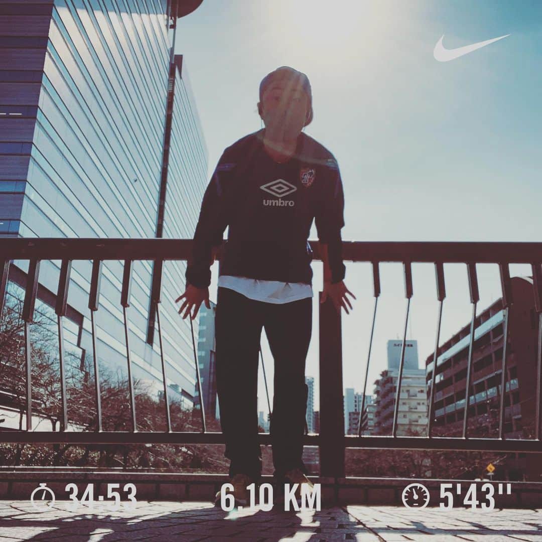 のインスタグラム：「🏃‍♂️🏃‍♂️🙄  今月無事（暇）100Kラン終了。と寝癖が強めだったので載せますね。  #ゆってぃ #ワカチコ #人力ランでしょう #なぜ逆光で撮ったのか #なぜこの様な寝癖がつくのか #なぜ蕎麦にラー油を入れるのか  #二月も残りわずか頑張りましょう」