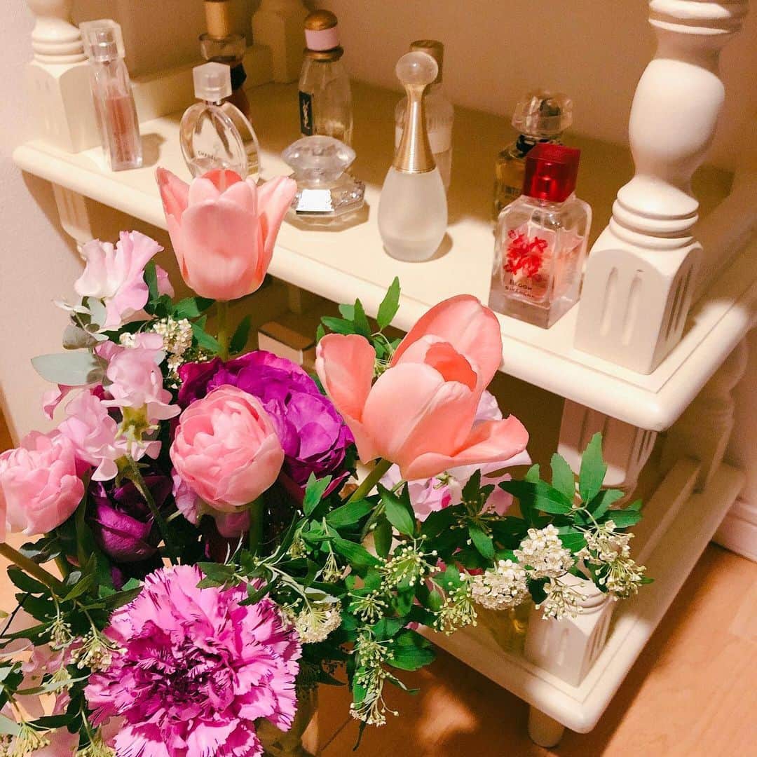 高田有紗さんのインスタグラム写真 - (高田有紗Instagram)「外も中も春陽気🌷  ブーケを少しずつ解体して、1日でも長く花が生きれるよう、花瓶にアレンジメントするのがすごい好き。  まりちゃんからの🎁✨はアイマスク! もっと早くこの良さに気づけばよかった〜笑 移動の時も重宝しそう♡  今度改めて載せまーす🥰  #春　#花好き　#フラワーアレンジメント」2月24日 10時53分 - arisatakada.album