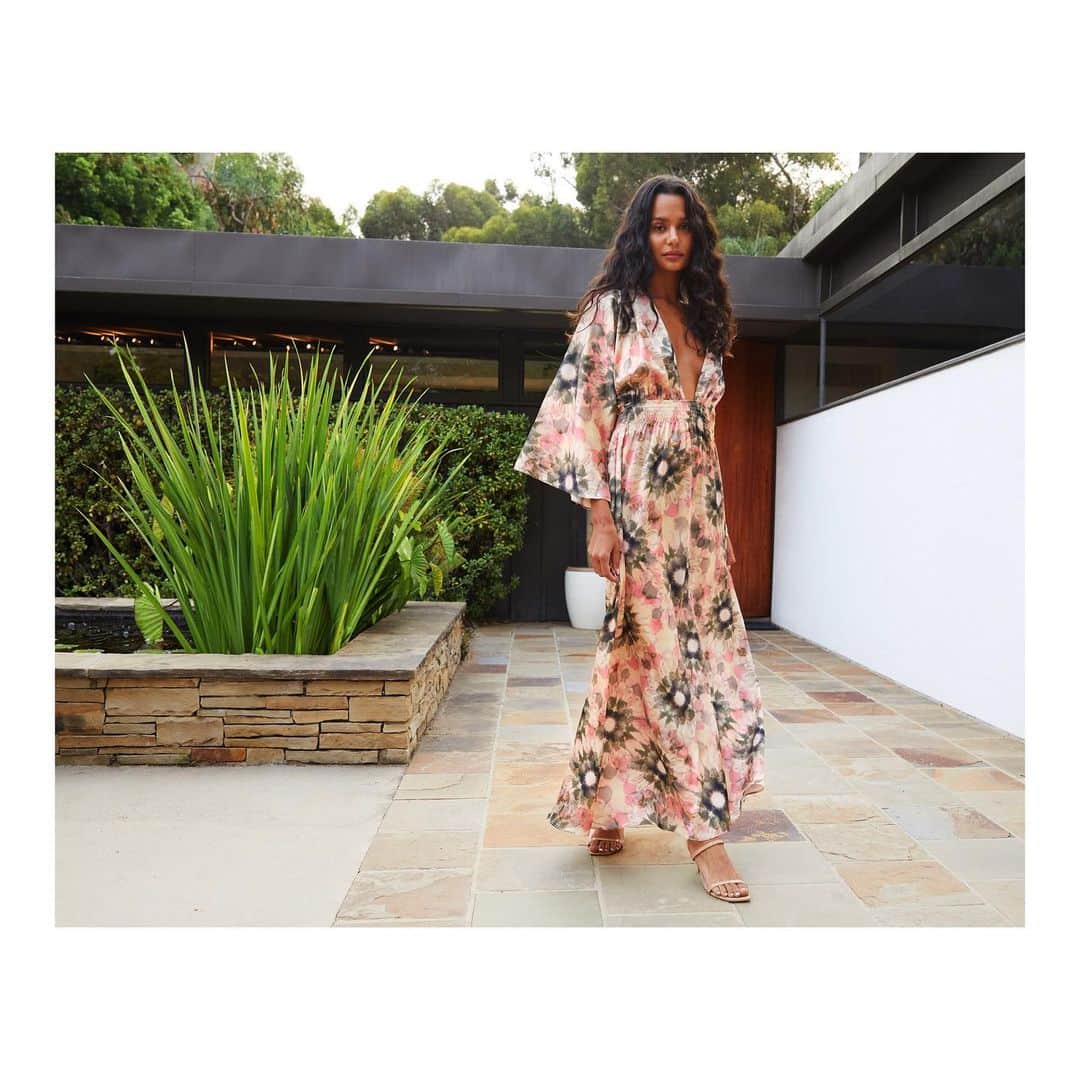 ティーバッグスのインスタグラム：「To dye for ✨ Our best-selling Bardot dress in a gorgeous tie-dye floral. #MISAworld」