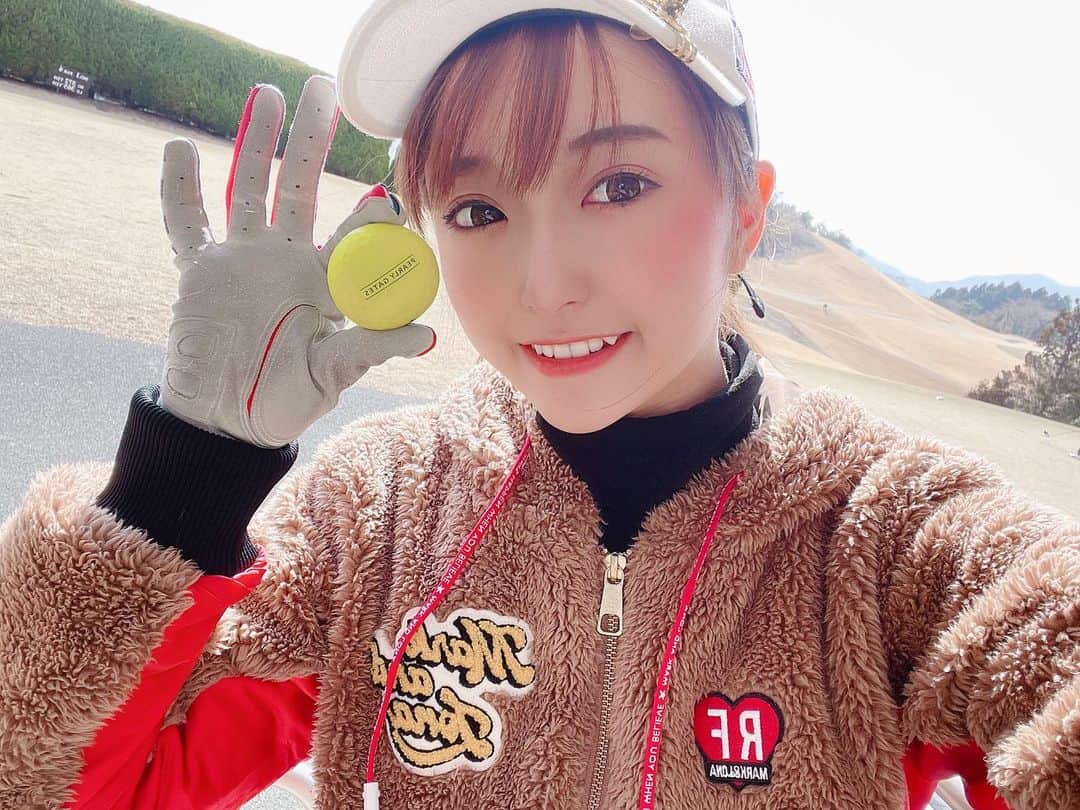 愛咲りおなのインスタグラム：「今更ながら今年初コース😅まだ夕方は極寒だったー😂  集中できないからカートでじっとしてて！と言われる私🥲💧←ひどーいw  頑張って練習再開しよっと⛳️  #広島 #飲み屋 #流川  #キャバ嬢 #ジム #トレーニング #キャバクラ #グルメ #広島グルメ #TikTok #golf #ゴルフ女子 #selfie #Instagram」