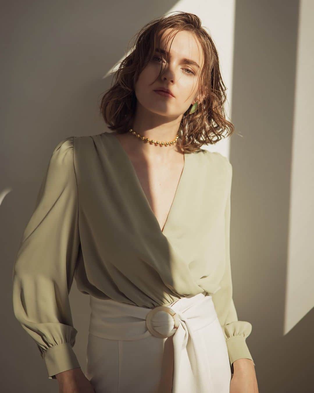 のインスタグラム：「AMBIENT SPRING 2021 COLLECTION 色気とクールさを両立させたAMBIENTらしいデザインのブラウス。 とろんとした落ち感のある薄手の素材を使用しました。 深めに開けたカシュクールのVネックと、ショルダーのギャザーづかい、付かず離れずのふんわりした美しいラインが女性らしい1枚。 無地と同素材のシリーズ【CXVA0339 マットサテンキャミソール】をインナーに合わせてご着用頂けます。  ▫️ 𝗧𝘂𝗰𝗸 𝗰𝗮𝗰𝗵𝗲-𝗰𝗼𝘂𝗲𝗿 𝗹𝗮𝗱𝘆 𝗯𝗹𝗼𝘂𝘀𝗲 〈Off white/Beige/Green/Black/Check〉 ＿＿＿＿＿＿＿＿＿＿＿＿＿＿＿＿＿＿＿＿ www.ambient-online.com @ambientofficial #アンビエント#ambient_official #springcollection #spring2021」