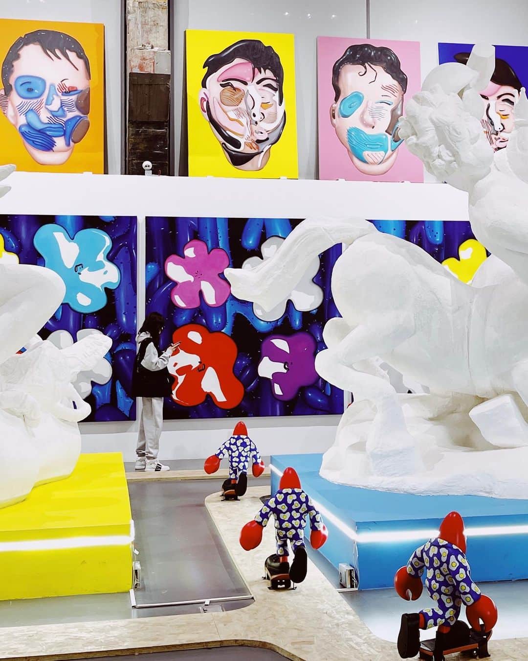 リウ・ウェンのインスタグラム：「Hiding in Philip Colbert’s “Lobster Land” 🦞🦞🦞」