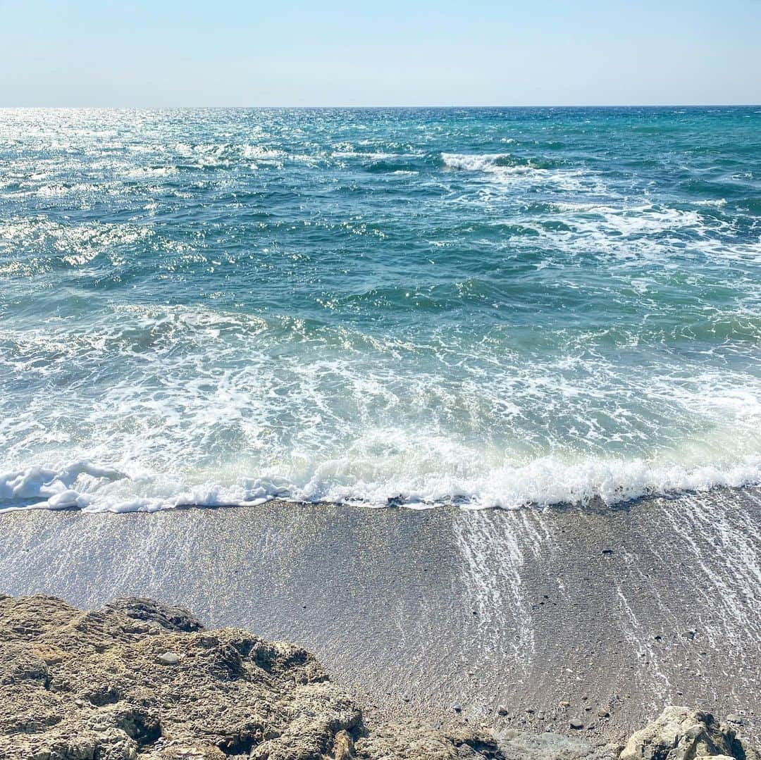 Hiroe Hiranoさんのインスタグラム写真 - (Hiroe HiranoInstagram)「Good morning  From HAYAMA BEACH   同じ場所でも毎日波のデザインやテクスチャ 色が変化していて見るだけで面白い🌊  そろそろ海の中に潜る生活が再開しそう☺️🤿 海の中に魅了されそうだ💎 今年もビーチトリップしよう🏖  #海のある生活 #葉山　#hayama  #beach #beachlife #lifestyle  #morningrun #モーニングラン」2月24日 10時58分 - hiroe_hirano