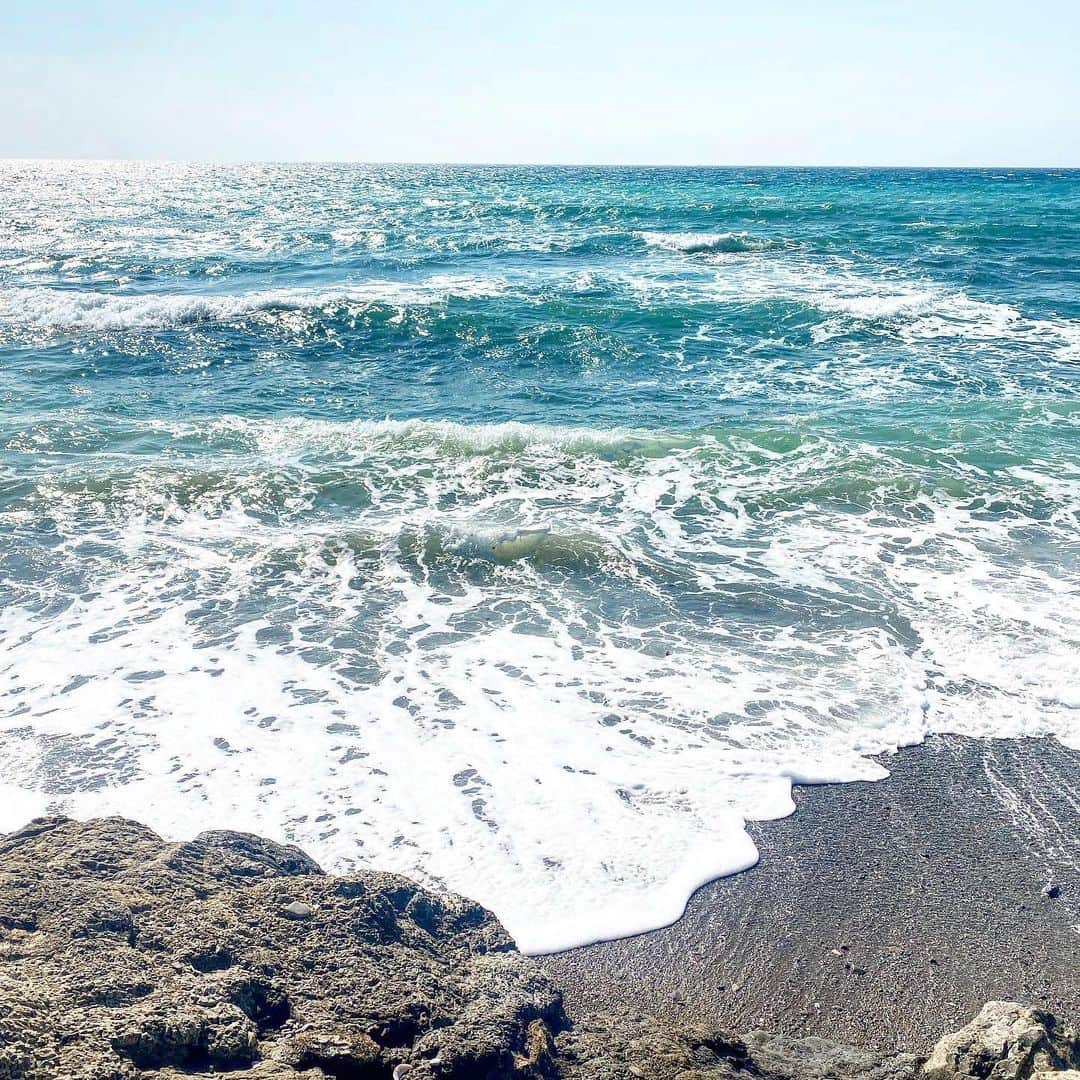 Hiroe Hiranoさんのインスタグラム写真 - (Hiroe HiranoInstagram)「Good morning  From HAYAMA BEACH   同じ場所でも毎日波のデザインやテクスチャ 色が変化していて見るだけで面白い🌊  そろそろ海の中に潜る生活が再開しそう☺️🤿 海の中に魅了されそうだ💎 今年もビーチトリップしよう🏖  #海のある生活 #葉山　#hayama  #beach #beachlife #lifestyle  #morningrun #モーニングラン」2月24日 10時58分 - hiroe_hirano