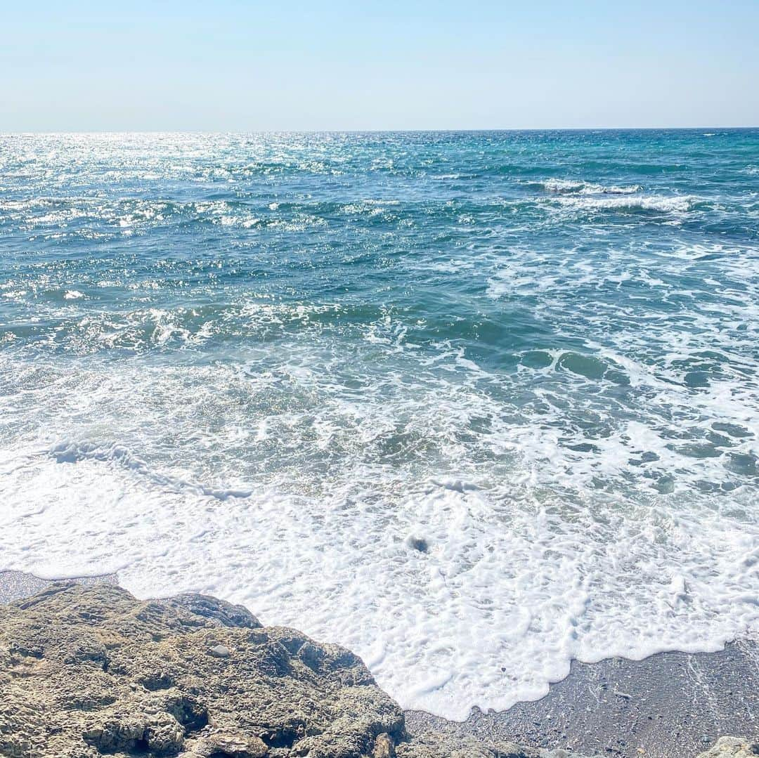 Hiroe Hiranoさんのインスタグラム写真 - (Hiroe HiranoInstagram)「Good morning  From HAYAMA BEACH   同じ場所でも毎日波のデザインやテクスチャ 色が変化していて見るだけで面白い🌊  そろそろ海の中に潜る生活が再開しそう☺️🤿 海の中に魅了されそうだ💎 今年もビーチトリップしよう🏖  #海のある生活 #葉山　#hayama  #beach #beachlife #lifestyle  #morningrun #モーニングラン」2月24日 10時58分 - hiroe_hirano