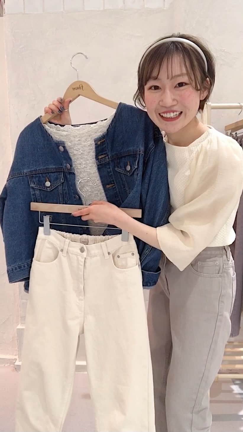 のインスタグラム：「sunny  days pantsをご紹介♡﻿ ﻿ staff @flower__yoshida 158cm﻿ ﻿ ＿＿＿＿＿＿＿＿＿＿＿＿﻿ ﻿ ﻿ 着用アイテム﻿ ﻿ ・sunny days pants ・clearness balloon top  他ご紹介アイテム ・tender lace blouse ・nocollar denim jacket ﻿ ＿＿＿＿＿＿＿＿＿＿＿＿」