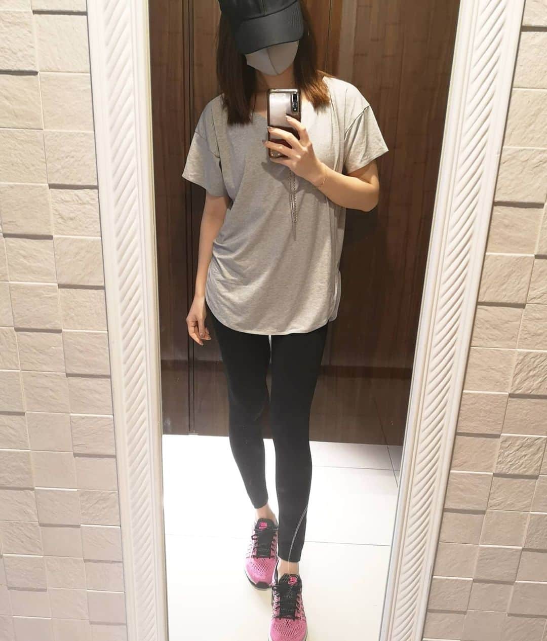 中島彩のインスタグラム：「暖かくなってきたので...さぼってた運動少しずつだけど再開✨　 とはいえ運動苦手なので...💦オシャレなフィットネスウエアでテンションあげて❤️  ﻿@mightysolo﻿ のウエアは、本当に着心地抜群で着ていて気持ちがいい～💕 シンプルだけどスタイリッシュなデザインも気に入ってます😘 フィットネスウェア探してる方、よかったらご参考までに〜❤️  2月中は💕お買い物すると全員に、Lucidトイレタリーバッグ（3800円相当）がプレゼントされる 限定キャンペーン中❤️  さらに送料も無料😍 ↓ 《15%offディスカウントコード: ayaaya15》もよかったらお使いください～😘  #IAmMightySolo #iammightysolo﻿ #mightysolo﻿」