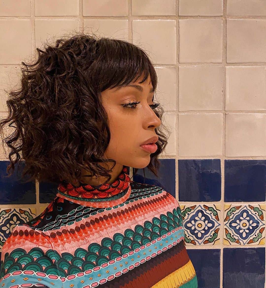 アリス+オリビアのインスタグラム：「Love @lizakoshy in our delaina turtleneck looking like a true boss! And I agree with her, every outfit must be photographed from at least 6 angles! 😂🥰」