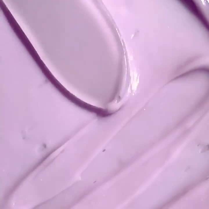 Clarins Canadaのインスタグラム：「We've probably watched this video 20 times, so hypnotizing! 💜⁣ A unique mauve-colored and ultra-sensorial texture. Associated with softness and serenity, mauve has soothing virtues on the mind. Upon application, the Extra-Firming Mask transforms into a smooth, comforting cream-gel. Its ultra-sensorial feel and fragrance help relax facial features😌⁣ __________⁣ Cette vidéo est hypnotisante n'est-ce pas ? 💜⁣ Une texture inédite de couleur mauve. Associé à la douceur et à la sérénité, le mauve possède des vertus apaisantes pour l'esprit. Sous les doigts, le Masque Multi-Régénérant se transforme en un gel crème très onctueux et réconfortant. Sa texture ultra-sensorielle, au doux parfum relaxant, favorise la décontraction du visage.😌⁣ .⁣ .⁣ .⁣ 📸 : @clarinsusa  #Clarins #LiveBeautifully #ClarinsSkinCare #ExtraFirming #FirmingMask」