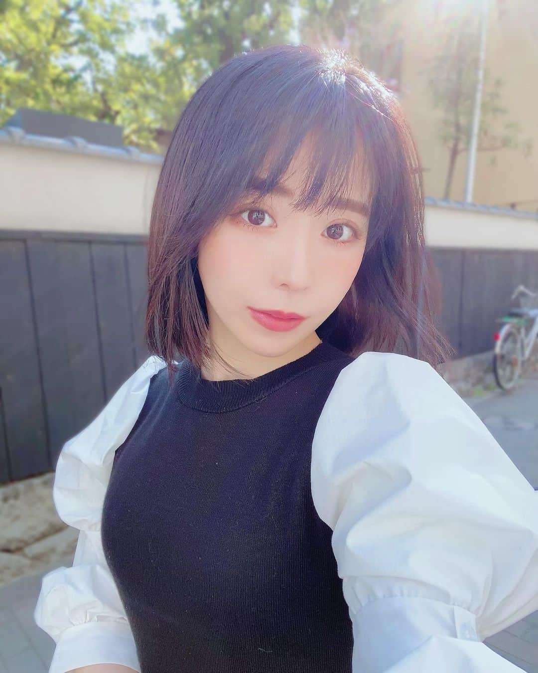 まんまるとまとのインスタグラム：「The weather is nice the wind is strong🌪 ・ 天気いいね☀️ この頃毎日晴れてて嬉しい そろそろ親知らず抜かないとな🦷 どっかいい歯医者ないかな( ˊ̱˂˃ˋ̱ ) @fifth_store 👗 @louisvuitton 👢 ・ ・ ・ ・ #自然光 #自然光撮影 #ショートヘア  #イチナナ #イチナナライブ #ライブ配信  #黒髪ボブ #アッシュ #サロンモデル  #ビジョビ #コンカフェ #量産型  #せるふぃー #銀座 #フィフス #赤リップ  #透明感カラー #インスタグラビア  #일본어공부 #일본어 #고등학생  #visitjapan #tokyo #ginza #amime  #japanesegirl #erogenous」
