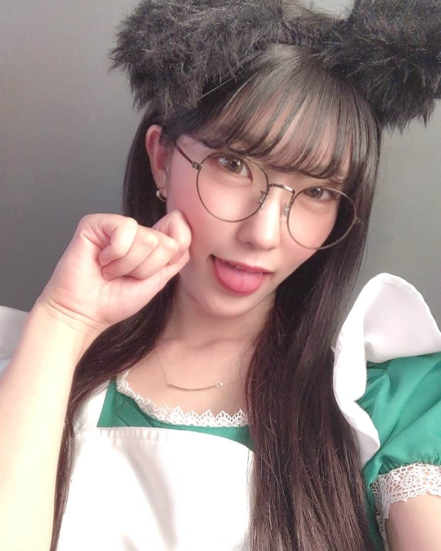 東条蒼のインスタグラム：「＊ ・ ・ 先日はメレンゲライブ配信ありがとうございました！ ・ 猫の日とゆうことで、猫耳メイドさんしたよ💚緑のメイド服なかなかないので，レア✨ ・ ・ ロン毛、見慣れてきたかな？ ショート派がわたしのファンの方多いかもしれませんが、期間限定でロングも楽しんでもらえたらとおもいます☺️ ・ ・ 来月のメレンゲは、、ショートか、ロングか…おたのしみに🤍🤍 ・ ・ #コスプレ #ネコ耳 #メイド ・ #ファンディング #ラポルノファンディング ・ #撮影会#東条蒼 #クルーズグループ #セクシー女優 #av女優 #メガネ女子 #黒髪 #ショートヘア #あおたん　#teamメレンゲ #followｍe #following #japan #girl #photooftheday #tagsforlikes #instalike  #台湾 #香港 #粉我 #拍照 #照片 #人像攝影」