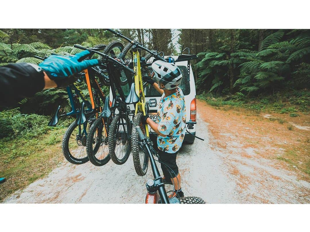 マイケル・ドーソンのインスタグラム：「Legit forest shred session with the crew. To much banter 6/7 crash ratio & the last bike session pre- @godzonepure - Here’s hoping it’s all sendy downhill.   #ride #nzmtb #newzealandmountainbiking #riderotorua #nz #ridenz #photonz #nzphoto #rotoruanz」