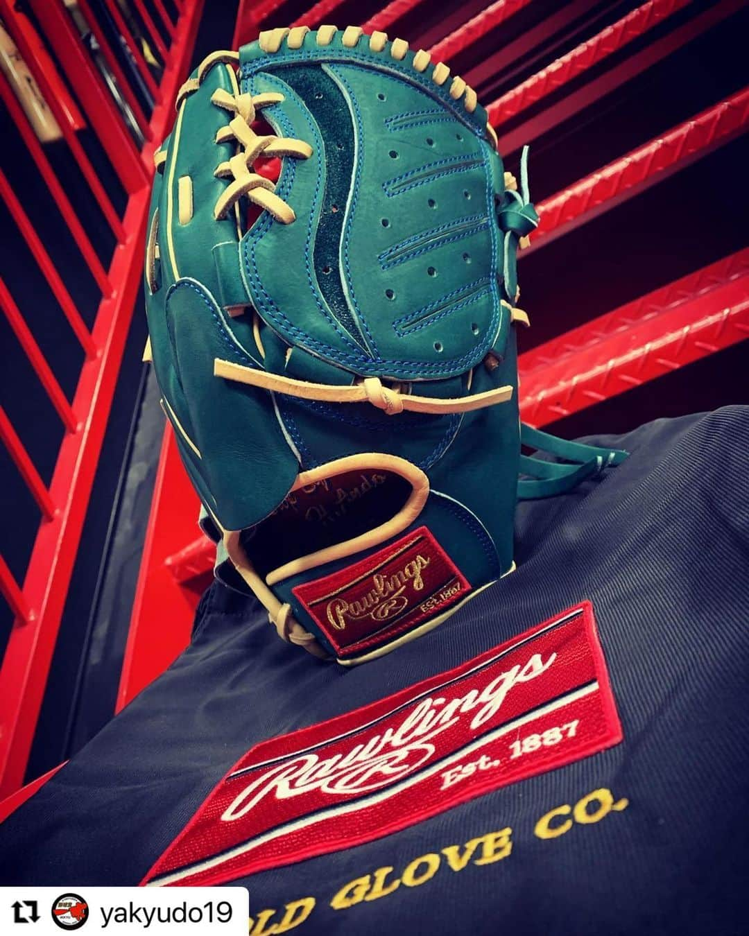 Rawlings Japanさんのインスタグラム写真 - (Rawlings JapanInstagram)「#Repost @yakyudo19 with @make_repost ・・・ ・ ⚾️野球堂一球です⚾️ ・ お客様のオーダーグラブ紹介😊 ・ ローリングスの硬式用です！ グリーンめちゃくちゃ良くないですか？🤩✨ ・ 普通に欲しいんですけど笑 ローリングスの緑が一番良い感じに深くて綺麗だと思います😊 めちゃくちゃ渋い㊙️ ・ キャメルとの組み合わせも良い🤤 ・ 是非参考にしてみて下さい🤗 ・ 御来店お待ちしております！🙇‍♂️ ・ #野球堂一球  #一球 #IKKYU #Baseball #野球 #Baseballshop #野球専門店 #大阪 #OSAKA #寝屋川 #硬式野球 #軟式野球 #グラブ #グローブ #バット #甲子園 #高校野球 #ローリングス #rawlings #rawlingsglove  #rawlingsbaseball  #お客様オーダー #ヤクトドーガ @rawlings_japan_llc」2月24日 11時13分 - rawlings_japan_llc