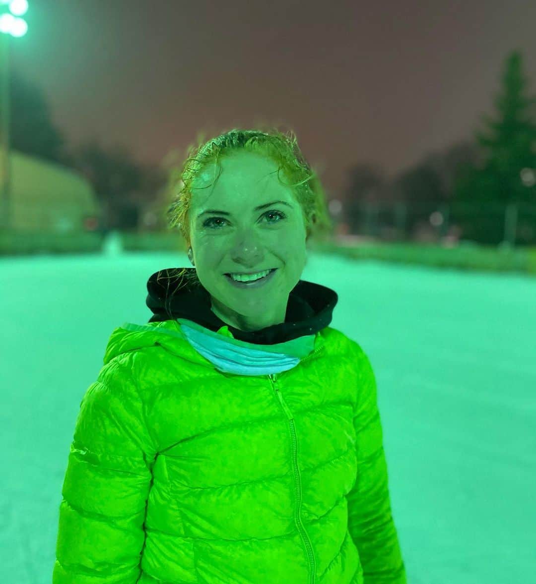 ナターシャ・ピュリッチのインスタグラム：「Counting down the days until we’re back on indoor ice ⛸.  For the time being, making the best of a tough situation and enjoying wet and snowy nights under the lights like these.  📸 @hayden_mayeur  #figureskating #skating #outdoorice #skatingoutside #nightimeskate」