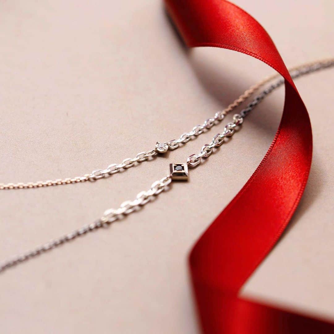 THE KISS ザ・キッスさんのインスタグラム写真 - (THE KISS ザ・キッスInstagram)「. カラーと太さが切り替わるチェーンがポイントのペアブレスレット。 レディースはクリア、メンズにはブラックのストーンがセットされています。  華奢さとカジュアルさを兼ね備えたデザインは毎日のコーディネートにあわせやすく、フリーサイズのためギフトにもおすすめです🎁✨  #thekiss #jewelry #ring #necklace #present #gift #couple #pairjewelry #ザキッス #THEKISSペアリング #ペアリング #ペアネックレス #ペアブレスレット #ペアバングル #ジュエリー #デート #カップル #指輪 #ネックレス #ブレスレット #バングル #お揃い #ホワイトデー」2月24日 11時21分 - thekiss_love_happy