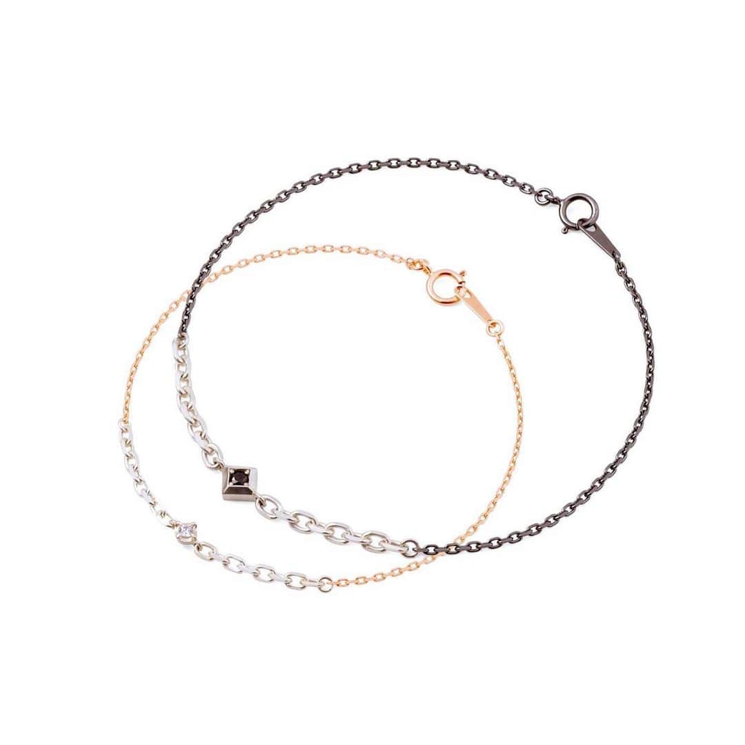 THE KISS ザ・キッスさんのインスタグラム写真 - (THE KISS ザ・キッスInstagram)「. カラーと太さが切り替わるチェーンがポイントのペアブレスレット。 レディースはクリア、メンズにはブラックのストーンがセットされています。  華奢さとカジュアルさを兼ね備えたデザインは毎日のコーディネートにあわせやすく、フリーサイズのためギフトにもおすすめです🎁✨  #thekiss #jewelry #ring #necklace #present #gift #couple #pairjewelry #ザキッス #THEKISSペアリング #ペアリング #ペアネックレス #ペアブレスレット #ペアバングル #ジュエリー #デート #カップル #指輪 #ネックレス #ブレスレット #バングル #お揃い #ホワイトデー」2月24日 11時21分 - thekiss_love_happy
