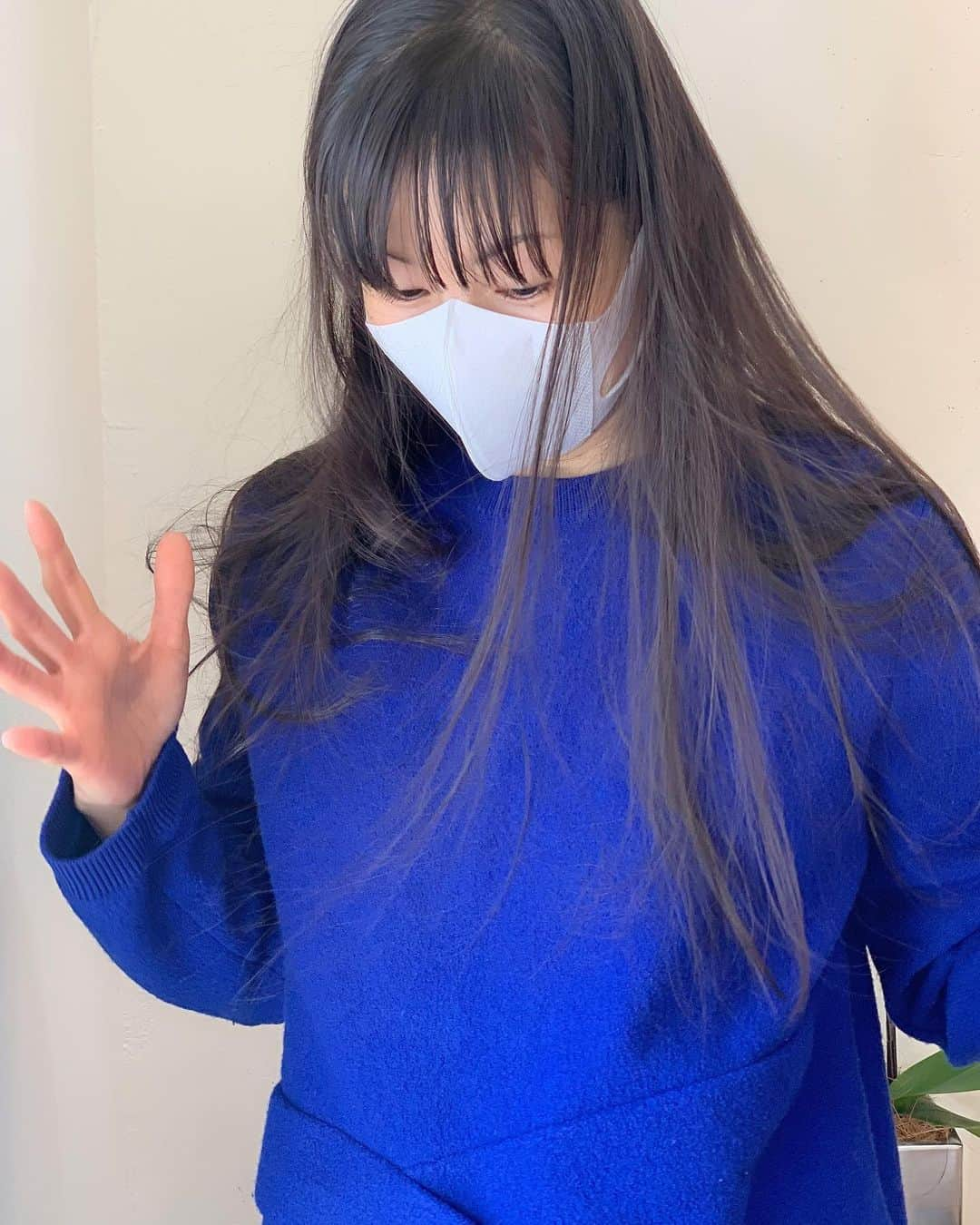 小西真奈美さんのインスタグラム写真 - (小西真奈美Instagram)「コートを脱いだだけで この静電気😱 実際は写真よりもっしゃり 髪が舞い上がってます😱 もう、どうしたら良いのでしょうコレ⁈ 何か良い方法知ってる方、教えてくださいっ。  #乾燥注意報 #火の元にもお気をつけて」2月24日 11時26分 - manami.official