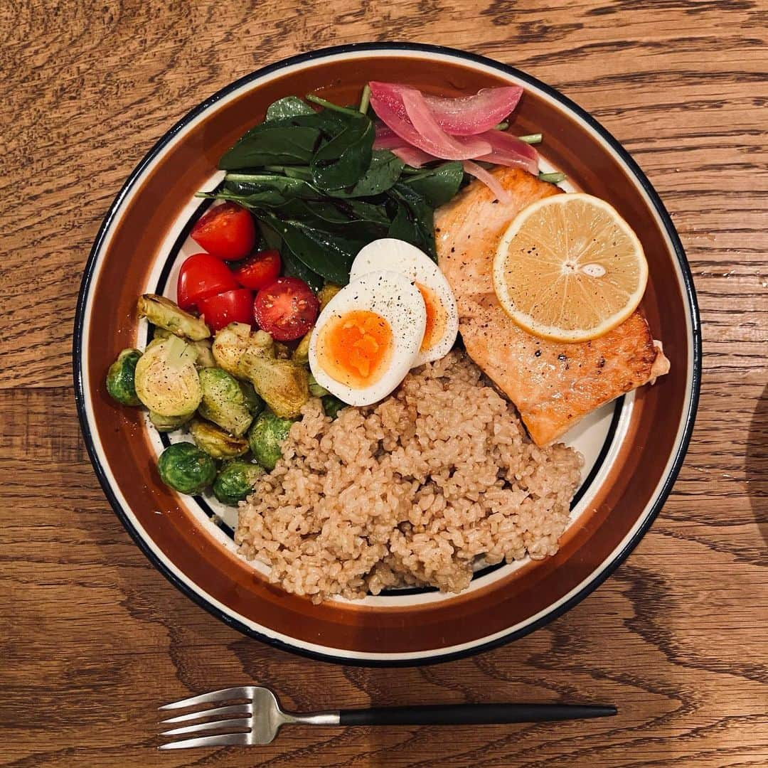 黛英里佳さんのインスタグラム写真 - (黛英里佳Instagram)「﻿ ミールプレップ定食🍴﻿ ﻿ ミールプレップって本来は栄養バランスが整った作り置きの食事やお弁当のことなのでこれは厳密には違うんですが😂﻿ ﻿ 海外のmealprepってなんだか色鮮やかで美味しそうなんですよね✨﻿ ﻿ なのでなんとなくそういうのを見た目のお手本にして作ってみました🤗﻿ ﻿ サーモンのソテー﻿ サラダ小松菜とひじきのレモンサラダ﻿ 芽キャベツ(熊本産)のガーリックソテー﻿ 紫玉ねぎのマリネ﻿ ミニトマト﻿ 茹で卵﻿ 玄米﻿ ﻿ 写ってないけどきのことほうれん草のスープも🥣﻿ ﻿ いつもは和食が多いけどこれはワンプレート洋定食って感じかな😋🙌﻿ ﻿ #ミールプレップ#mealprep #定食#ごはん#玄米#健康ごはん#ダイエット#ダイエット飯﻿ ﻿ ﻿ ﻿」2月24日 11時30分 - erikamayuzumi_official