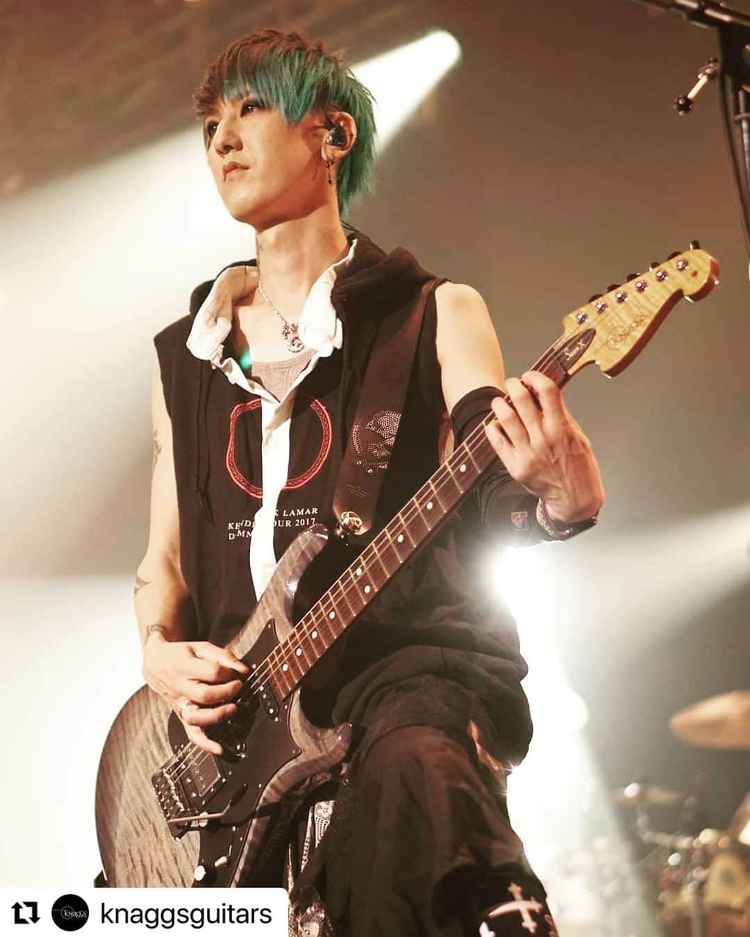 のインスタグラム：「Knaggs Guitarsの使用アーティストとして紹介してもらえました( •́ .̫ •̀ )  #Repost @knaggsguitars with @make_repost ・・・ Yuh of Vistlip in Japan joined our artist roster - willkommen Yuh   __________________________________________  ,#handmadeinamerica #guitarart #guitarworld #guitargear #guitarsdaily #guitareffects #guitarsolo #highendguitars #tonefordays #guitartones #riffwars #bluesguitarp #bluesguitarist #rockguitar #rockguitarist #rockgod #rocknroll #playableart #gearpassion #guitargeek #guitaristmagazineukp #vintageguitarmagazine #gitarreundbass #premierguitar #guitarconnoisseurmagazine #peachguitars #modernguitarmagazine #guitarplayermagazineusa #unityinthecommunity」