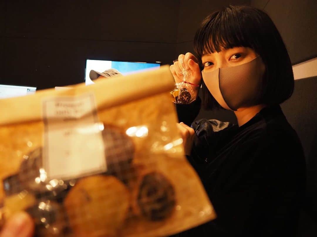 Macoto Tanaka 田中真琴さんのインスタグラム写真 - (Macoto Tanaka 田中真琴Instagram)「. 手作りのクッキーがどうしても食べたくなって 夜な夜な作ったら作りすぎたので、 映画のチームのみんなにお裾分け💪🏻🤍 残りは焼かずに冷凍して、好きな時に焼いて食べる。 メディー役のおすぎさんが写真撮ってくれたよ♡ いつも綺麗に撮ってくださる🙏 . 映画『ピーコックブルーガール』のパイロット版の ナレーション録りをしてきました🧚🏻‍♀️ . 花粉やばい」2月24日 11時46分 - mac0tter