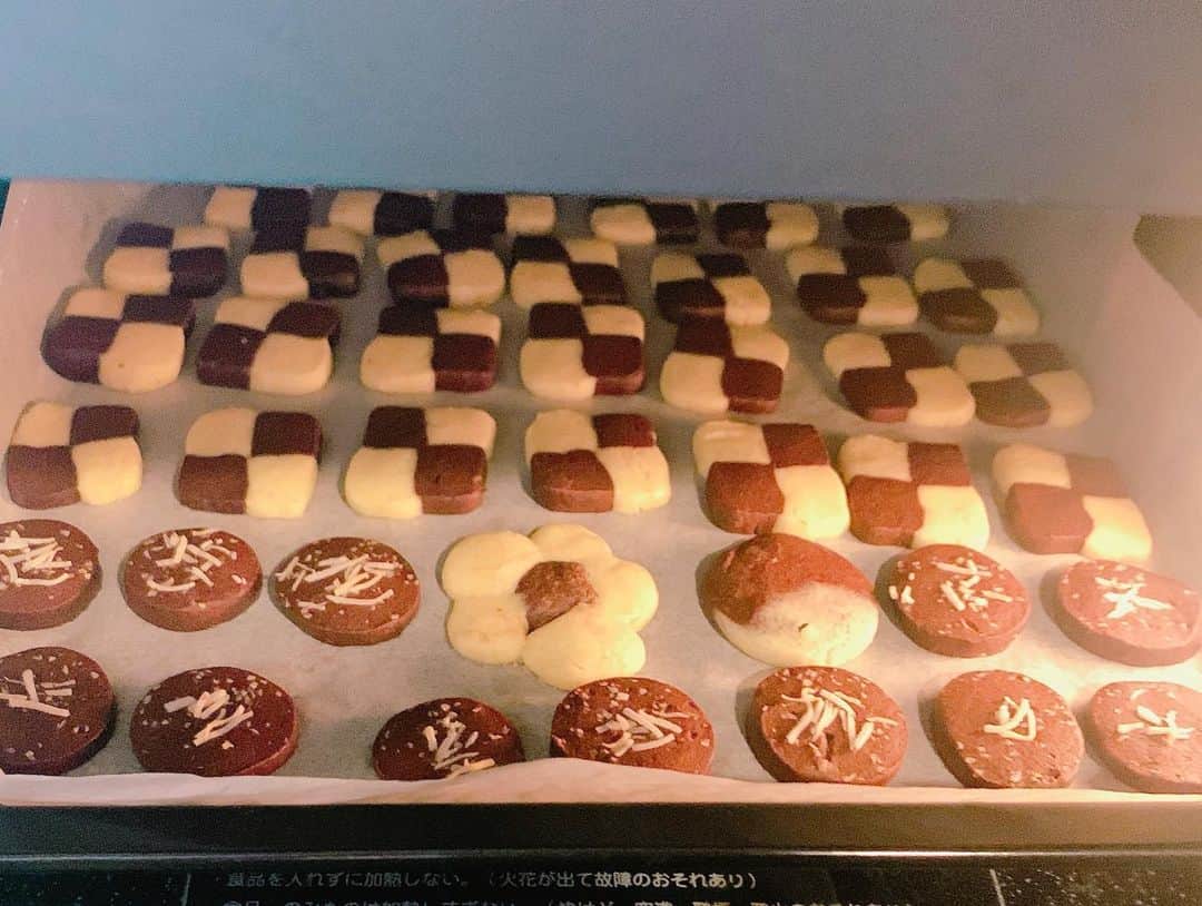 Macoto Tanaka 田中真琴さんのインスタグラム写真 - (Macoto Tanaka 田中真琴Instagram)「. 手作りのクッキーがどうしても食べたくなって 夜な夜な作ったら作りすぎたので、 映画のチームのみんなにお裾分け💪🏻🤍 残りは焼かずに冷凍して、好きな時に焼いて食べる。 メディー役のおすぎさんが写真撮ってくれたよ♡ いつも綺麗に撮ってくださる🙏 . 映画『ピーコックブルーガール』のパイロット版の ナレーション録りをしてきました🧚🏻‍♀️ . 花粉やばい」2月24日 11時46分 - mac0tter