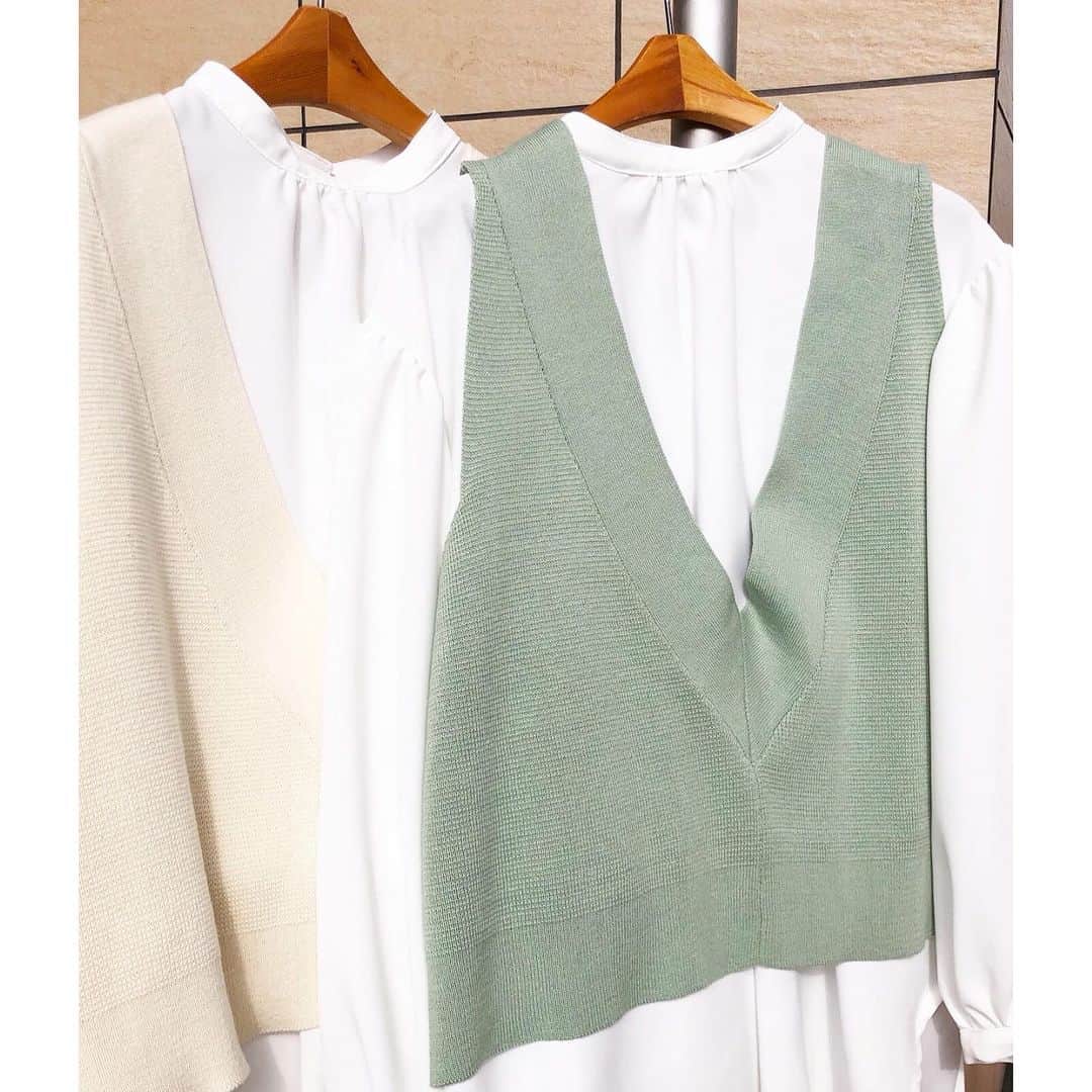 のインスタグラム：「☑︎𝐧𝐞𝐰 𝐢𝐧 𝐢𝐭𝐞𝐦...🏷 ➖➖➖➖➖➖➖➖➖➖➖➖ 深Vベスト×ブラウスSET ¥5,390 intax ↓ クーポン利用で、 ¥4,312 《20％OFF》  COLOR IV/MT/KH/BK SIZE FREE  #210nouve #トゥージュヌーヴ #fasion #spring #knit #coordinate #blouse ・ ——————————————— 2/28まで新作𝐢𝐭𝐞𝐦20%𝐨𝐟𝐟♡ ———————————————」
