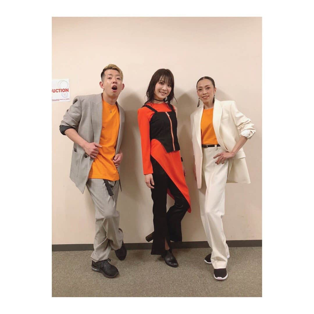 May’nさんのインスタグラム写真 - (May’nInstagram)「#Mayn1to5 -DANCE-  ありがとうございましたー！  1月から毎月開催のオンラインライブ。 2月はDANCEでしたっ。  DANCEは、踊れるナンバーというのはもちろんですが、シンセサイザーな曲＝エレクトロで組んだセットリストです💃🕺  一年以上前からマンスリーライブを企画していたので、本当は有観客のライ部だったけど。  でも、どうせだったら今しかできないライ部にしたい！ そんな思いでこの1to5はかなり演出にもこだわってみんなで作っています。  DANCEは特にオンラインでしか味わえない演出にこだわりました。  普段は、引きで客席からの正面でみんながステージを見てくれるからこそ、いかに揃えられるか、そしてどれだけ派手にみえるか、も重要になってくるけど。  オンラインだからこそ、足元の演出や色んな角度からの目線、個が発するオーラ🧡を楽しんでもらえていたら嬉しいですっ。  あなたの遺伝子、染色体ゾンビや ガラス窓が曇っちゃうpinkなど 映像だからこその曲の世界観を届けられたかな💉💓  (ソファで歌ったときもエロかったらしい。なぜ。そこはそんなつもりないよ。わたしから色気がもう溢れすぎてるんだね、、、しょうがないねまったく。😤)  May'nダンサーズの MITSU、もみ。  ふたりだからこその、わがままゴメーーん！！笑 でも、キュートでpopでバキバキにかっこよくてソウルフルでオトナぁで、さいっっきょうでした！！ありがとうううう  次は3/20のROCKです。 ROCKはセトリ的にたぶん生き残れません。一緒に果てましょう🔥笑」2月24日 11時49分 - mayn1021