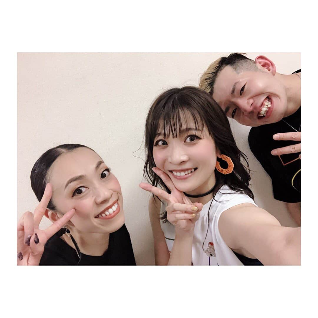 May’nさんのインスタグラム写真 - (May’nInstagram)「#Mayn1to5 -DANCE-  ありがとうございましたー！  1月から毎月開催のオンラインライブ。 2月はDANCEでしたっ。  DANCEは、踊れるナンバーというのはもちろんですが、シンセサイザーな曲＝エレクトロで組んだセットリストです💃🕺  一年以上前からマンスリーライブを企画していたので、本当は有観客のライ部だったけど。  でも、どうせだったら今しかできないライ部にしたい！ そんな思いでこの1to5はかなり演出にもこだわってみんなで作っています。  DANCEは特にオンラインでしか味わえない演出にこだわりました。  普段は、引きで客席からの正面でみんながステージを見てくれるからこそ、いかに揃えられるか、そしてどれだけ派手にみえるか、も重要になってくるけど。  オンラインだからこそ、足元の演出や色んな角度からの目線、個が発するオーラ🧡を楽しんでもらえていたら嬉しいですっ。  あなたの遺伝子、染色体ゾンビや ガラス窓が曇っちゃうpinkなど 映像だからこその曲の世界観を届けられたかな💉💓  (ソファで歌ったときもエロかったらしい。なぜ。そこはそんなつもりないよ。わたしから色気がもう溢れすぎてるんだね、、、しょうがないねまったく。😤)  May'nダンサーズの MITSU、もみ。  ふたりだからこその、わがままゴメーーん！！笑 でも、キュートでpopでバキバキにかっこよくてソウルフルでオトナぁで、さいっっきょうでした！！ありがとうううう  次は3/20のROCKです。 ROCKはセトリ的にたぶん生き残れません。一緒に果てましょう🔥笑」2月24日 11時49分 - mayn1021