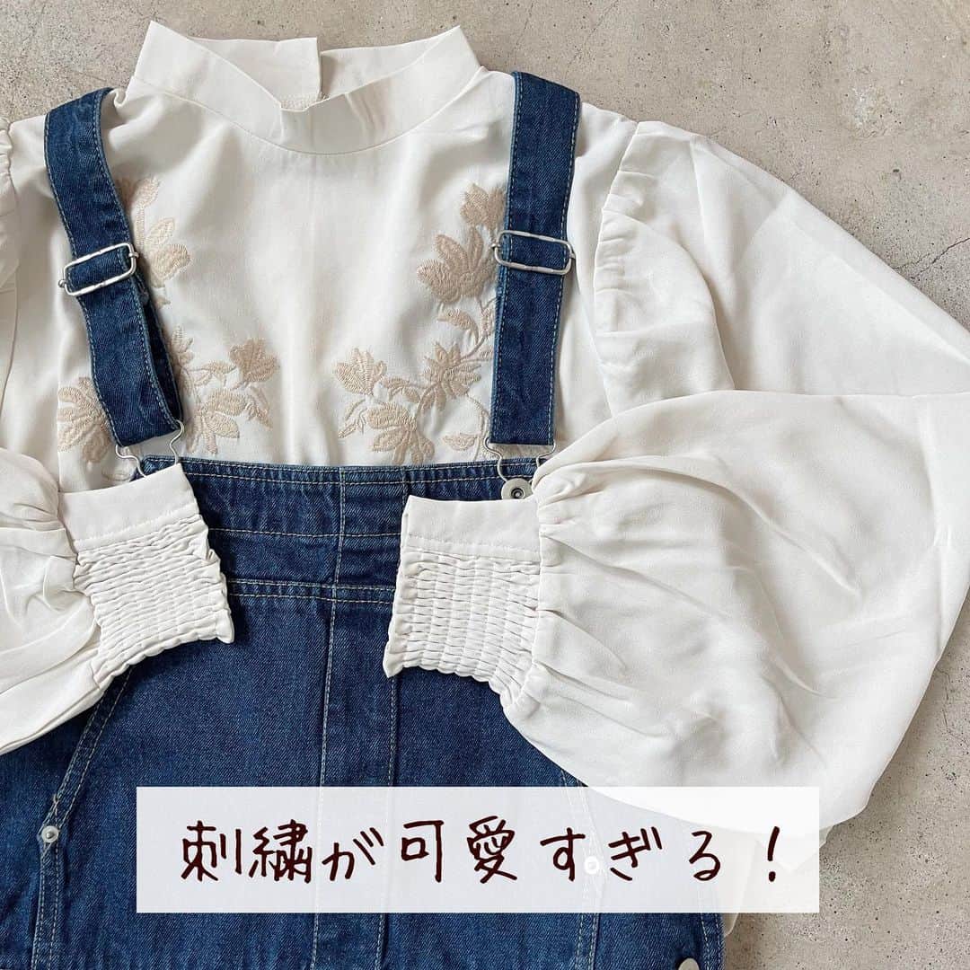 イタフラ（ナチュラル服のイタフラ）のインスタグラム：「、 お待たせしました🎈 前回秒で入荷待ち多数になった 刺繍ブラウス新作編です🌿  平置きしていても可愛かった珠玉のブラウスです🌸 刺繍が高見えすぎました。 よろしくお願いします💨  @italietofrance  プチプラ高見え刺繍ブラウス☞イタフラ 後ろ姿も可愛いオールインワン☞イタフラ デニムオーバーオール☞イタフラ Ｖネックワンピ☞イタフラ ✳︎ 後ろ姿も可愛いデニムパンツ☞イタフラ  #刺繍ブラウス#ブラウスコーデ #可愛すぎる#着回しコーデ #今日のコーデ #プチプラコーデ #高見えコーデ #プチプラ高見えコーデ #ゆるコーデ #春服コーデ #春コーデ#春コーディネート #お洒落さんと繋がりたい #おしゃれさんと繋がりたい #置き画倶楽部 #オーバーオールコーデ #オールインワンコーデ #デニムコーデ #大人カジュアル#シンプルコーデ」