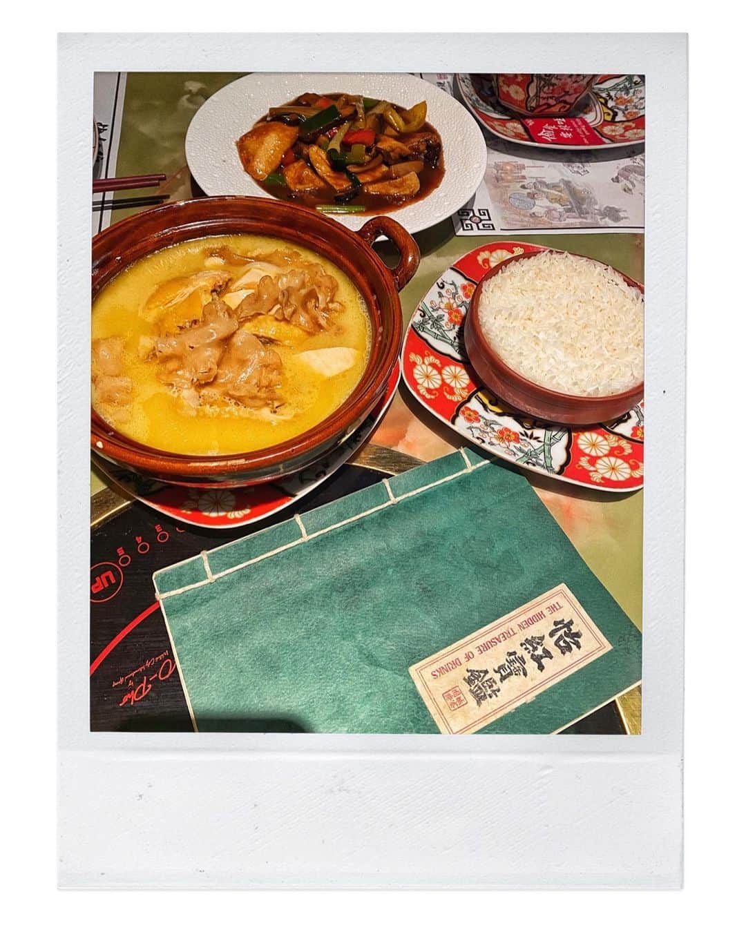 LIKARANAIさんのインスタグラム写真 - (LIKARANAIInstagram)「來～跟我走一趟怡紅院🏮 吃上她們最有名的花膠雞湯🍲  因為午茶時間沒有點上鍋 但這道菜式吃過一次完全就是愛上呀 下次點鍋的口味就知道選哪個了 。 。 。 。 。 。 #hongkong #香港 #香港旅行 #香港旅 #hongkonginsta #chinesenewyear #yearoftheox #lunarnewyear #instafood #foodie #foodporn #foodstagram #hkrestaurant #hkcafe  #interiordesign #discoverhongkong #hongkongart #instahk #hongkongphoto #hkig #likeforlikes #shoutout #コメント返し #lightroompresets #lightroom  #hkblogger #写真好きな人と繋がりたい #カメラ女子 #カメラ好きな人と繋がりたい」2月24日 11時51分 - likaran