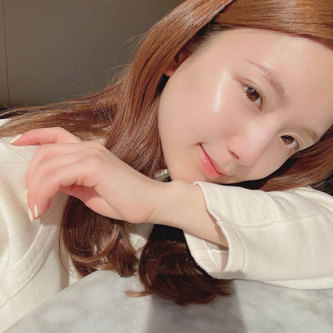 のインスタグラム：「💧✨ ㅤㅤㅤㅤㅤㅤㅤㅤㅤㅤㅤㅤㅤ エリクシール ルフレから新しく発売される、 みずクリームを一足先に頂いたよ☺️💕 ニキビを防いて皮脂と水分のバランスを整えながら つや玉をつくってくれるクリームなんだって🤭✨ たまに顎下とかにポツンとニキビが できちゃうことってあるよね😭😂 ひよんも使ってみたのだけどテクスチャーが面白いの😆 手に取った時と塗り広げた時のテクスチャーの違いを みんなにも感じて欲しい❣️❣️ しっとりするのはもちろんだけど、 ベタつかないから使いやすいと思う！ ㅤㅤㅤㅤㅤㅤㅤㅤㅤㅤㅤㅤㅤ 日々いろんな肌悩みは尽きないから、 シチュエーションに合わせて使ってあげるのが大切だね😊💘  #skincare #pr #skin #스킨케어 #피부관리 #희영 #みずクリーム #ニキビケア #うるさらチェンジ #エリクシールルフレ #スキンケア #クリーム #つや玉」