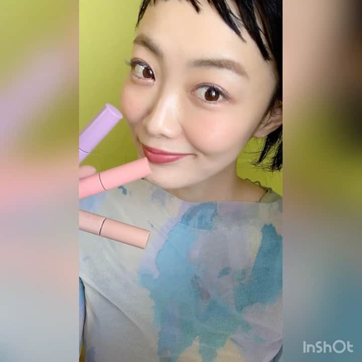 田中真奈美のインスタグラム：「春のエテュセ💕✨ 【アイエディション（リキッドカラー）】 . 生感パールでつくられたアイカラー✨ キラッとウルっと嬉しいアイテム😍🌸✨ . 向かって右側は【01.プリズムコーラル】左側は【02.プリズムベージュ】01のパールはピンクとゴールドの極小パールで02は大きめのブロンズパール✨確かに左の方がキラキラしてる気がします💕コーラルもベージュも私の肌の色に合う色でした😍🎶 . そして【03.プリズムモーブ】を二重ラインにあえて濃いめにのせてみました💕03は極小のレッドピンクパール入り✨絶妙にくすんだラベンダーな色味が気に入りました💕✨ . 春カラー✨ラメ入りで肌なじみのいいカラーは他のアイテムとも相性良く組み合わせれそうです😍🎶 . 春のメイクアイテム🌸まずはこちらからどうですか？✨気分上がりそう⬆️🎉✨🌸 （税込¥1430）⏪😍🙏🏻🎶 . #春メイク #switchmanami #エテュセ #アイエディションリキッドカラー #アイカラー #マスカラベース thanks #ギフティング  音楽: Give it time ミュージシャン: Silicon Estate」