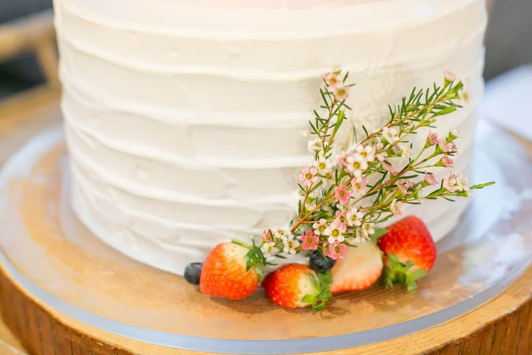 BARN&FOREST148さんのインスタグラム写真 - (BARN&FOREST148Instagram)「@barn_and_forest148 ・ ・ Weddingcake × Strawberry × Flower *  #100年後も語り継がれる結婚式 #barnandforest148 #barnwedding #148cafe #バーンアンドフォレスト148 #バーンアンドフォレスト #148花嫁 #barnweddings #rusticwedding #naturalwedding #bohowedding #gardenwedding #weddingdress #wedding #barn #gracefulbrides #千葉結婚式場 #千葉結婚式 #結婚式場 #プレ花嫁 #卒花嫁 #千葉花嫁 #流山おおたかの森 #ラスティックウェディング #ナチュラルウェディング #ガーデンウェディング #ガーデン挙式 #オリジナルウェディング  #バーンウェディング  #ウェディングケーキ」2月24日 12時00分 - barn_and_forest148