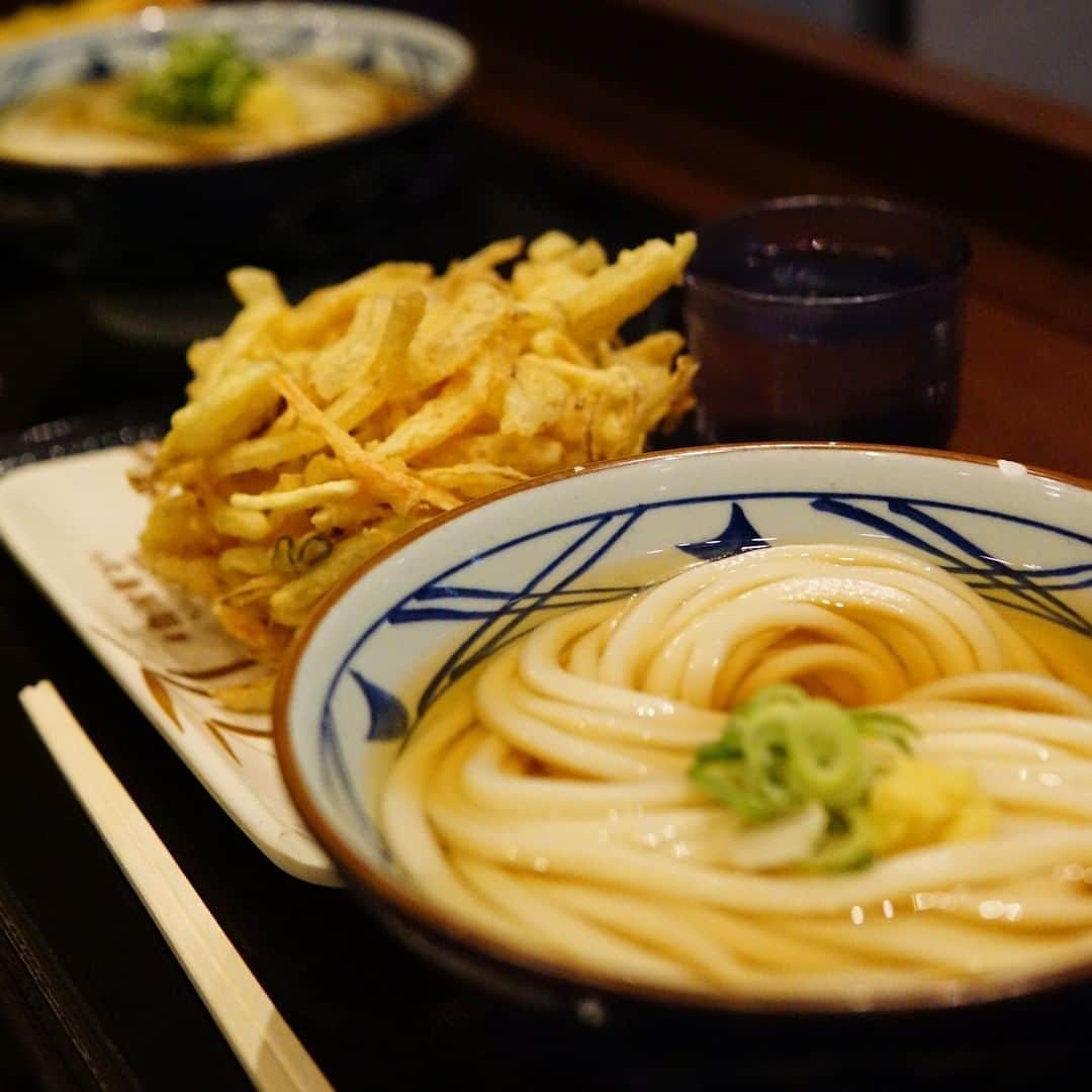 丸亀製麺さんのインスタグラム写真 - (丸亀製麺Instagram)「【丸亀製麺のうどんが ”無料” で食べられる！？】 ▼詳しくはこちら▼  「食いっ2人（プリ）セット」は、かけうどんorぶっかけうどんを1杯頼むと、もう1杯が無料でついてくる、とってもお得なセットです！  2杯で300円なので、天ぷらやおにぎりをたくさんトッピングして、いい食いっぷりを見せてくださいね😋 みなさんの推しトッピングはなんですか？ 是非コメント欄で教えてください！  #うどん #麺スタグラマー #讃岐うどん #丸亀製麺 #食レポ #被写体 #モデル募集 #被写体募集 #撮影モデル募集 #被写体モデル #被写体募集中 #撮影モデル募集中 #オーディション #うどん好き #被写体モデル募集 #うどん部 #讃岐 #大食い女子 #女優志望 #うどん好きな人と繋がりたい #うどん大好き #うどんすき #俳優志望 #うどんインスタグラマー #うどんが主食 #丸亀うどん #タレント募集 #オーディション情報 #丸亀製麺うどん」2月24日 12時00分 - marugame_