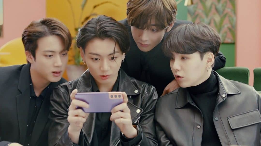 Samsung Mobileのインスタグラム：「See how @bts.bighitofficial captures perfect moments straight from video with #8KVideoSnap. #GalaxyS21 #GalaxyxBTS」