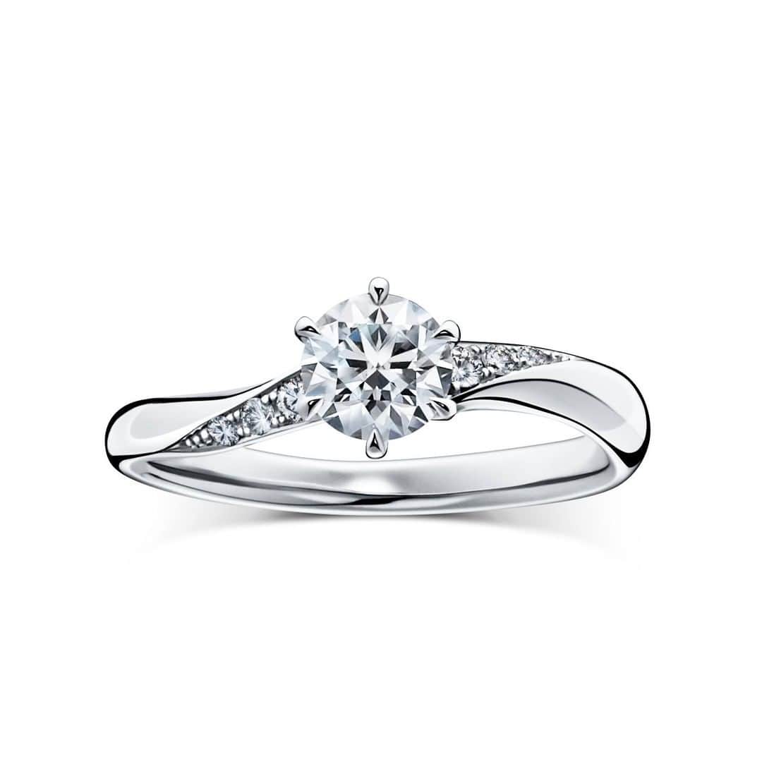 ラザール ダイヤモンド ブティック公式 | 婚約・結婚指輪さんのインスタグラム写真 - (ラザール ダイヤモンド ブティック公式 | 婚約・結婚指輪Instagram)「ドラマティックな世界を想起させるエンゲージリング「クーパーズ」は、なめらかなウェーブラインで寄せては返すリズミカルな波を、メレダイヤの迫力あるきらめきが光り輝く海面を表現しているかのよう。まるで太陽のごとく圧倒的な存在感を放つセンターダイヤモンドが、大胆にきらめくようなデザインを施す。  たゆたうようになめらかな曲線を描くアーム、流れるように施されたメレダイヤの繊細な輝きを放つマリッジリング「デランシー」と、まるでパートナーのように寄り添う。  光にかざしたとき、7色の輝きが世界と溶け合う魔法は、ごく小さなものだけど、この上なく大きなときめきをくれる。重ね付けの魔法は、幸せを足すんじゃない、掛けるもの。増えるんじゃなくて、膨らんでいく。  プロフィールのリンクからHPをご覧いただけます。﻿ →@lazarediamond_boutique  #結婚指輪 #婚約指輪 #マリッジリング #ブライダルジュエリー #エタニティリング #エンゲージリング #marriagering #bridaljewelry #engagementring #結婚指輪選び #婚約指輪選び #結婚指輪探し #婚約指輪探し #lazarediamond #ラザールダイヤモンド #プレ花嫁 #プレ花嫁さんと繋がりたい #結婚式準備 #花嫁 #結婚準備 #プロポーズ #ダイヤモンド #花嫁準備 #2021春婚 #2021夏婚」2月24日 12時00分 - lazarediamond_boutique