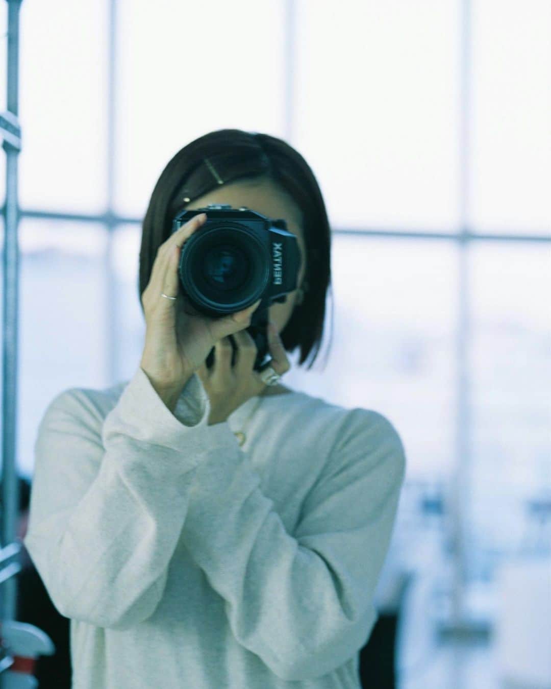 Aya（高本彩）さんのインスタグラム写真 - (Aya（高本彩）Instagram)「PENTAX645🎞 @popeye_camera で2、3日悩んで買ってしまった。 ブローニーPRO400Hの生産が終了して本当に本当に悲しい。 フィルムがどんどんなくなっていくけど 10年先も20年先もフィルムで写真を撮っていたいです。。  #buyfilmnotmegapixels#pentax645#pro400h#fujifilm #film」2月24日 12時02分 - aya_dream04